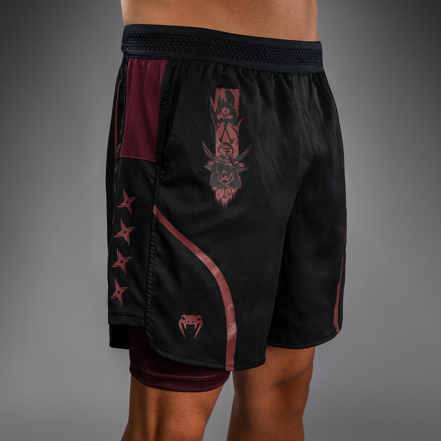Venum x Assassin’s Creed Shadows Pantaloni da Allenamento da Uomo - Borgogna/Nero