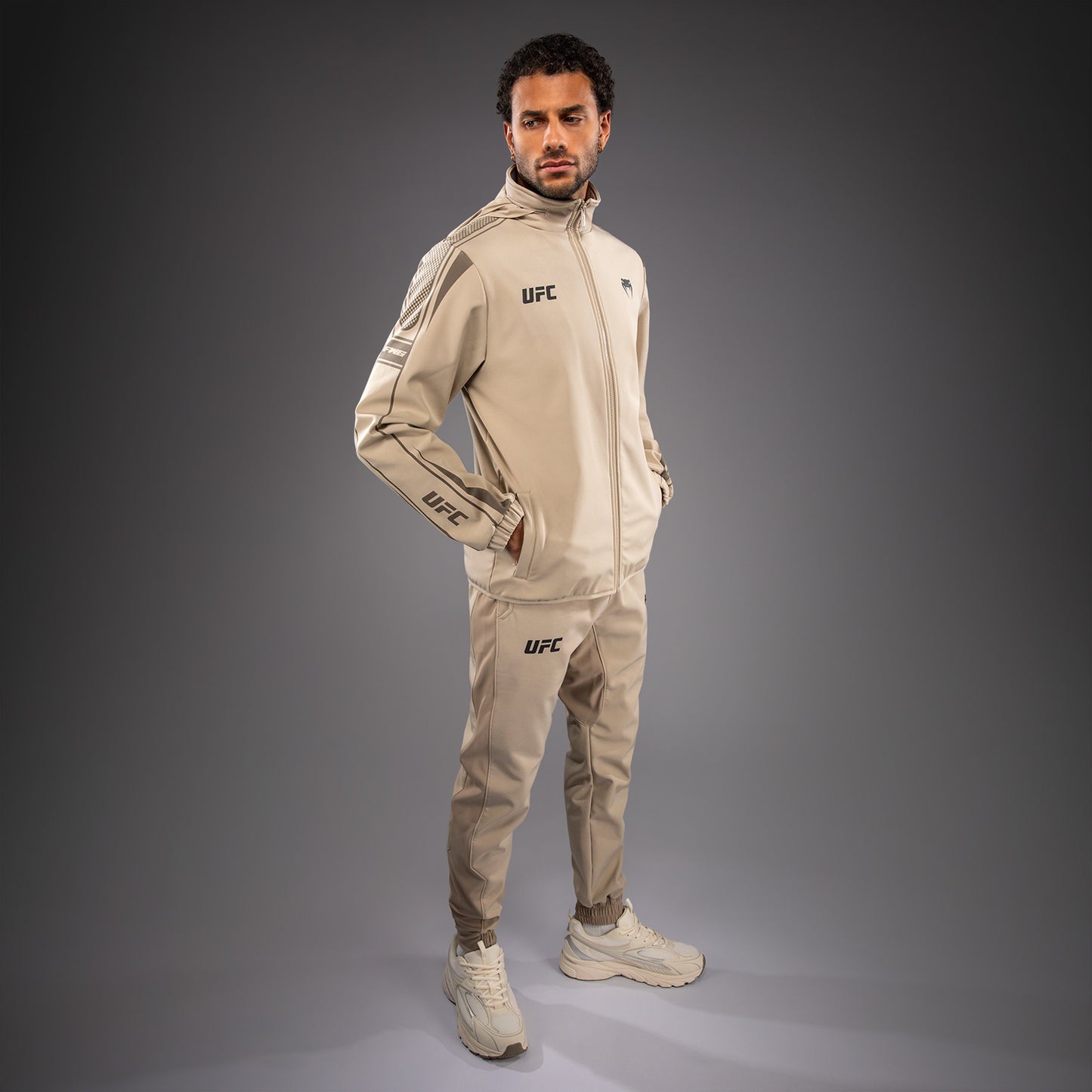 Venum UFC Unity by Venum Authentic Fight Week Felpa con Cappuccio e Zip da Uomo - Sabbia
