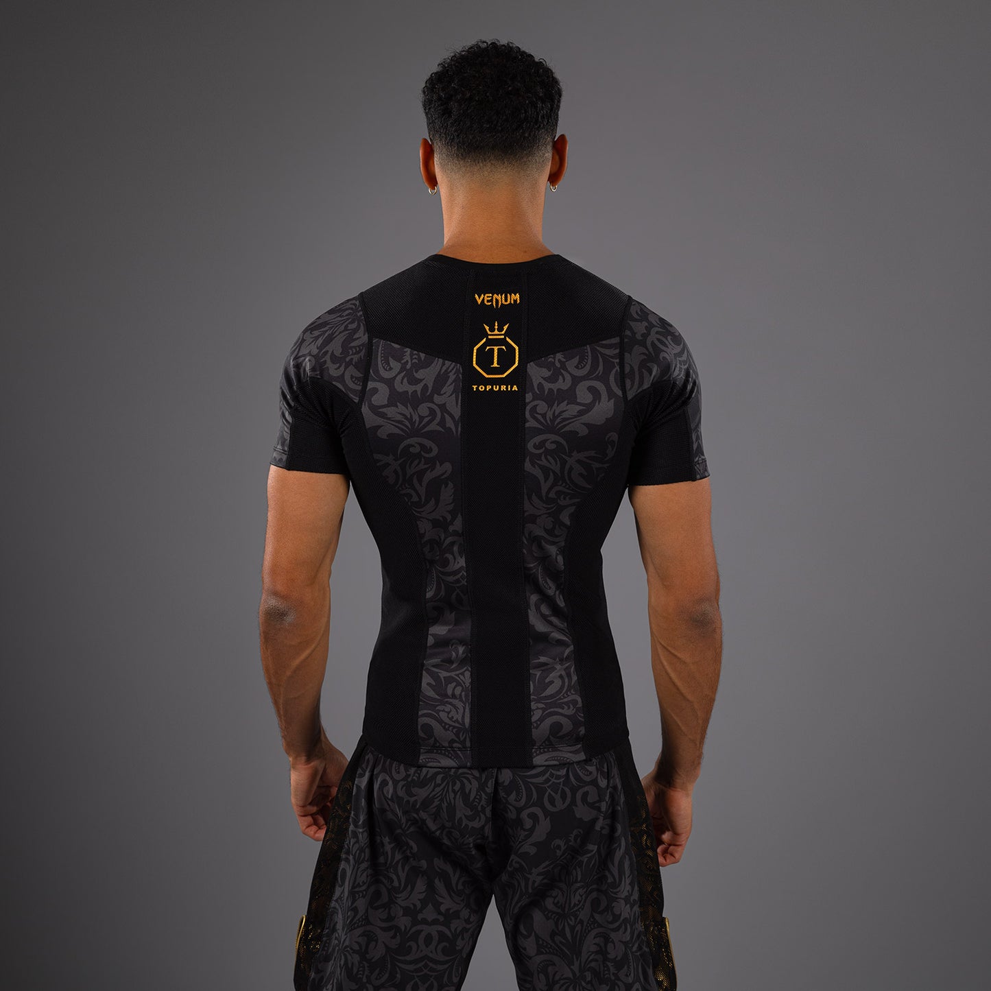 Venum x Topuria Unmatched Edition Rashguard a Maniche Corte - Nero/Oro
