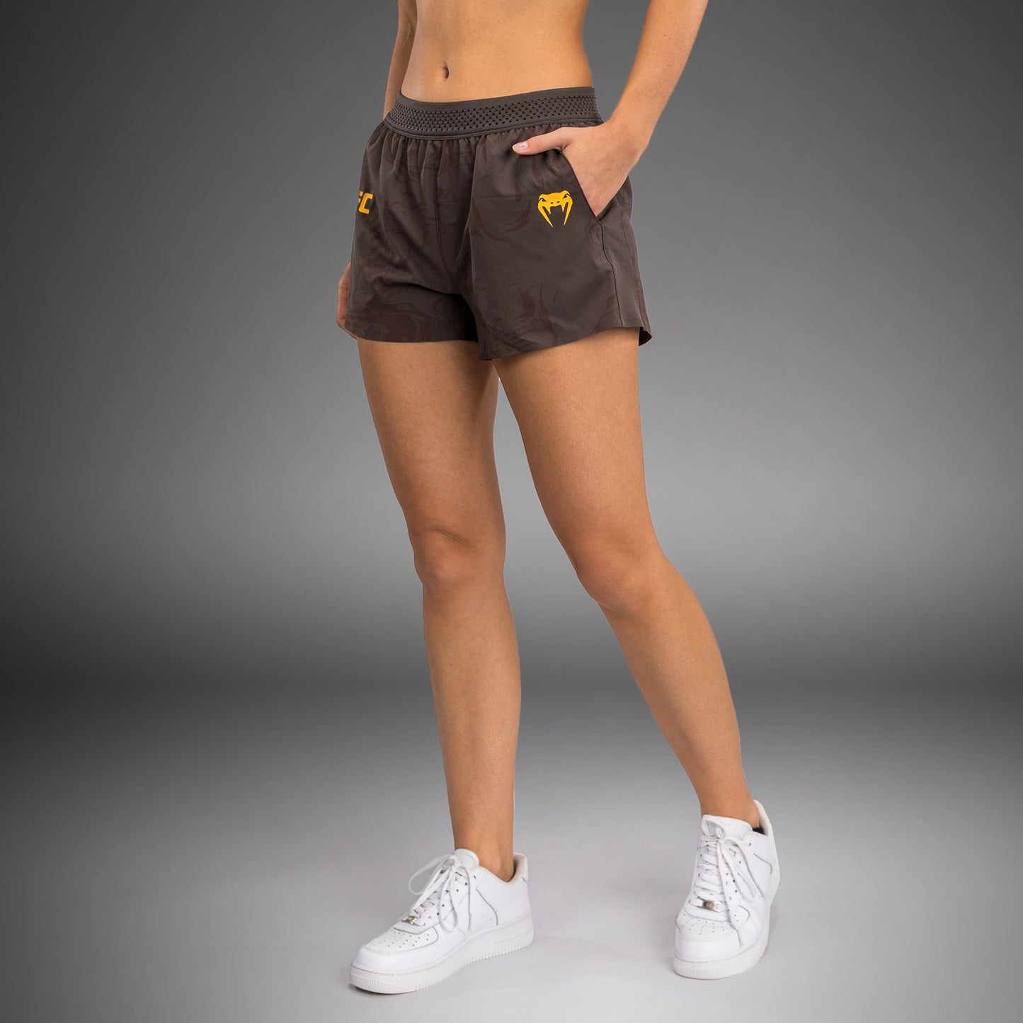 UFC Fusion by Venum Fight Week Shorts Performance per Donna - Marrone terra