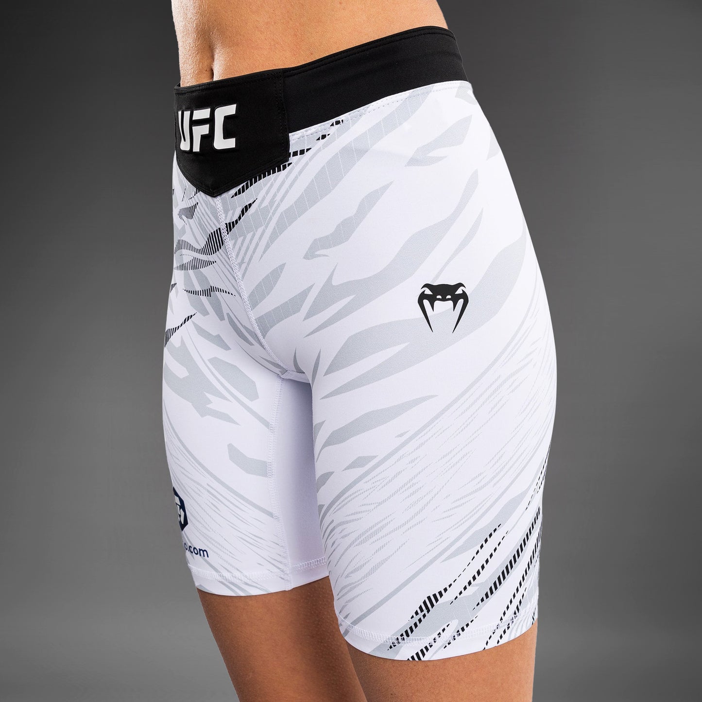 UFC Fusion by Venum Authentic Fight Night Vale Tudo Shorts per Donna - Fit Largo - Bianco