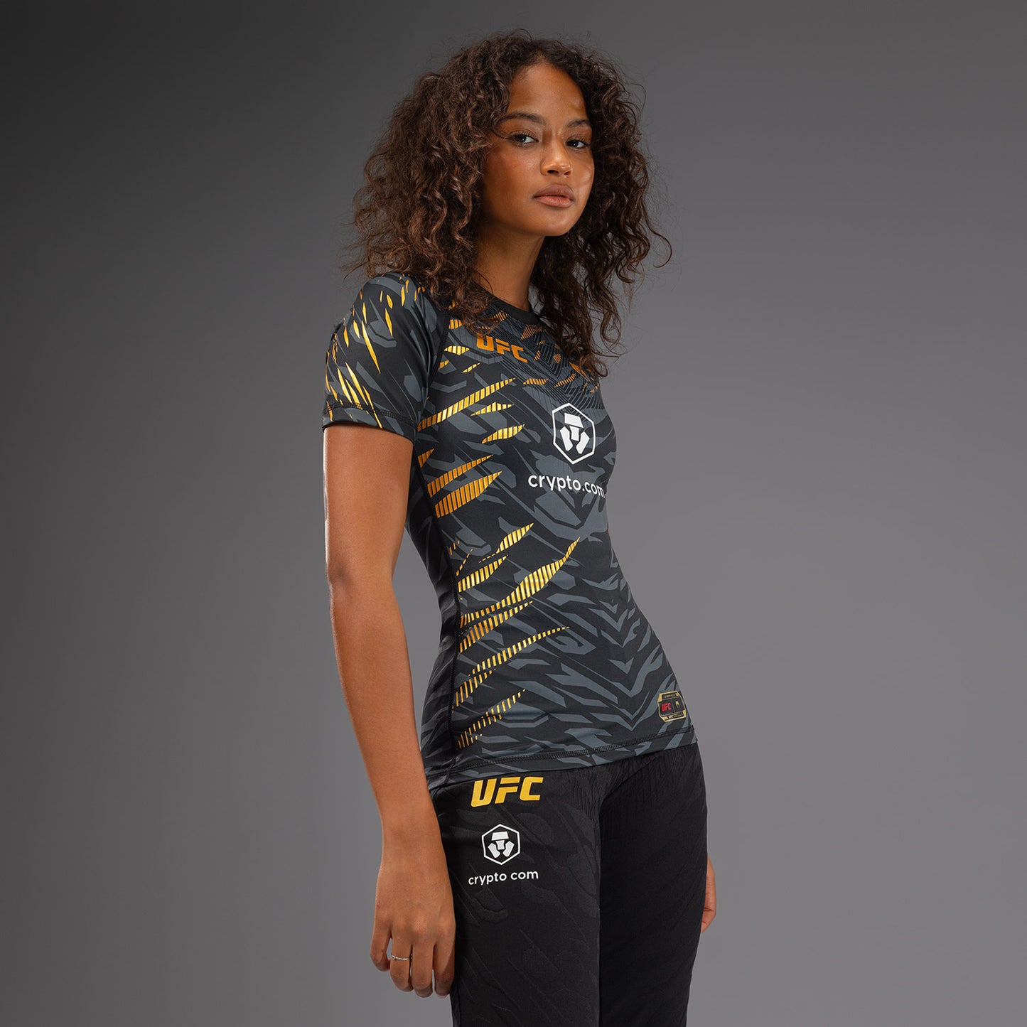 UFC Fusion by Venum Authentic Fight Night Rashguard a Manica Corta Performance per Donna - Champion
