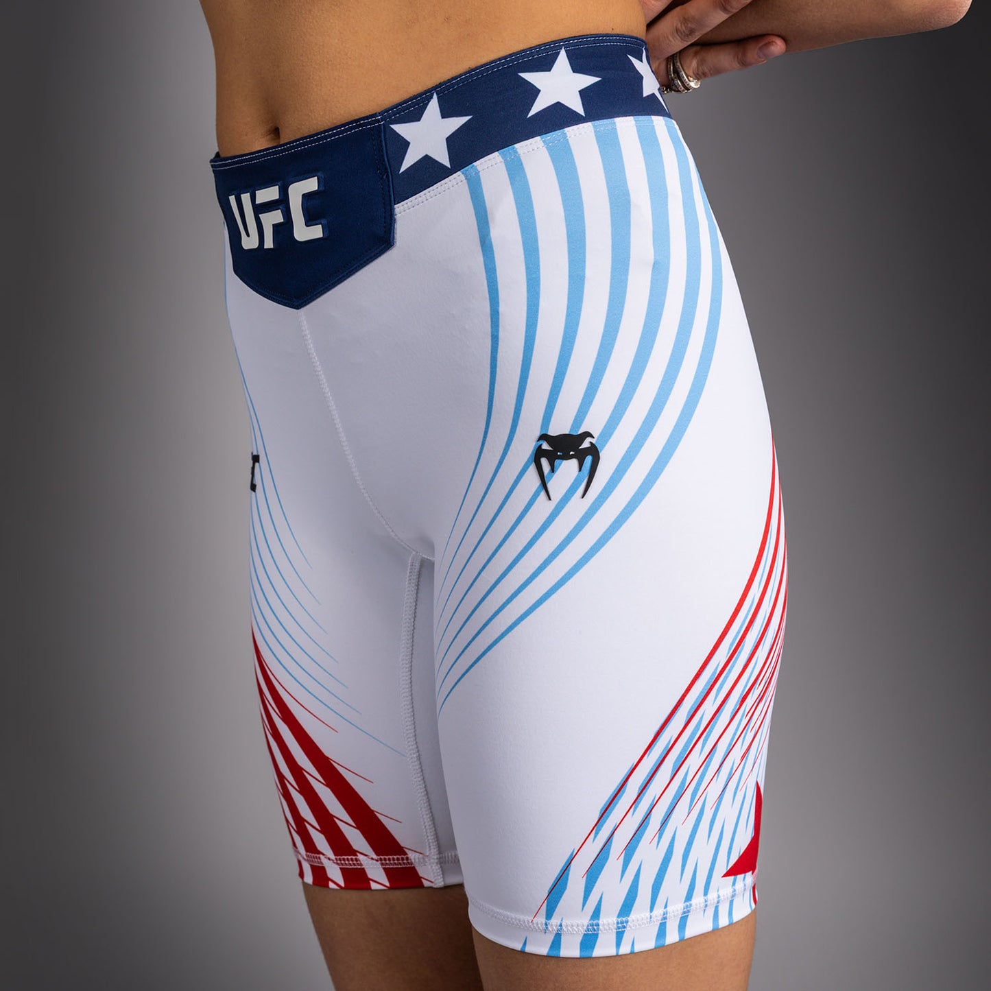 Official UFC Freedom 250 by Venum Authentic Pantaloncini Vale Tudo taglio lungo da donna - Bianco
