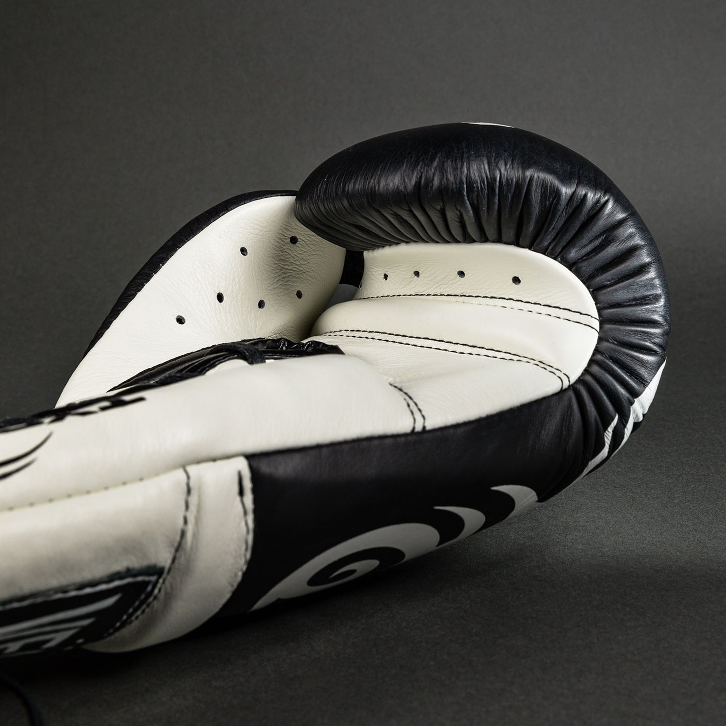 Venum Giant 2.0 Mike Tyson Pro Guanti da boxe con Lacci - Nero Profondo/Bianco Ottico