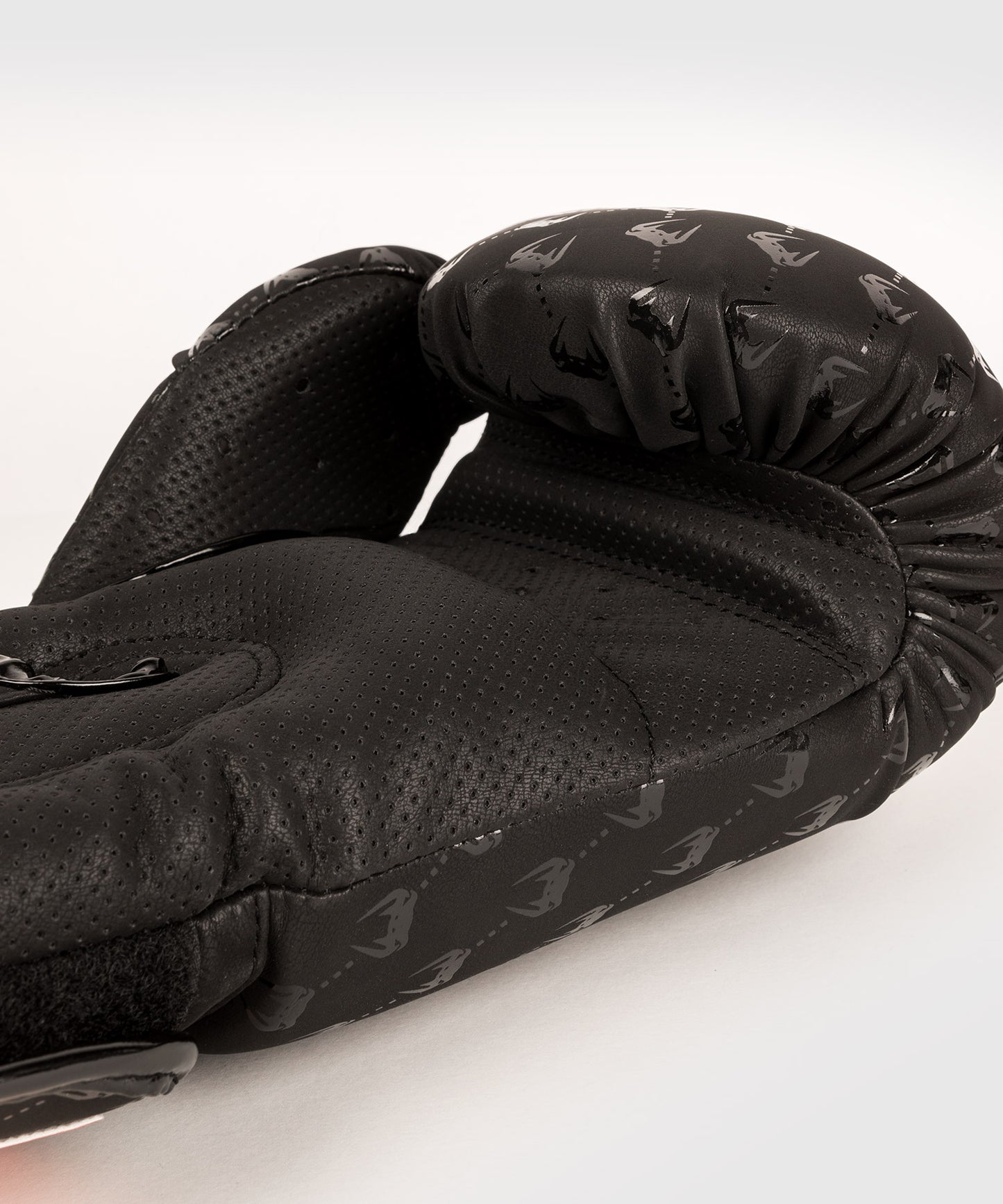 Guantoni da boxe Impact Monogram Venum – Nero/Oro rosa