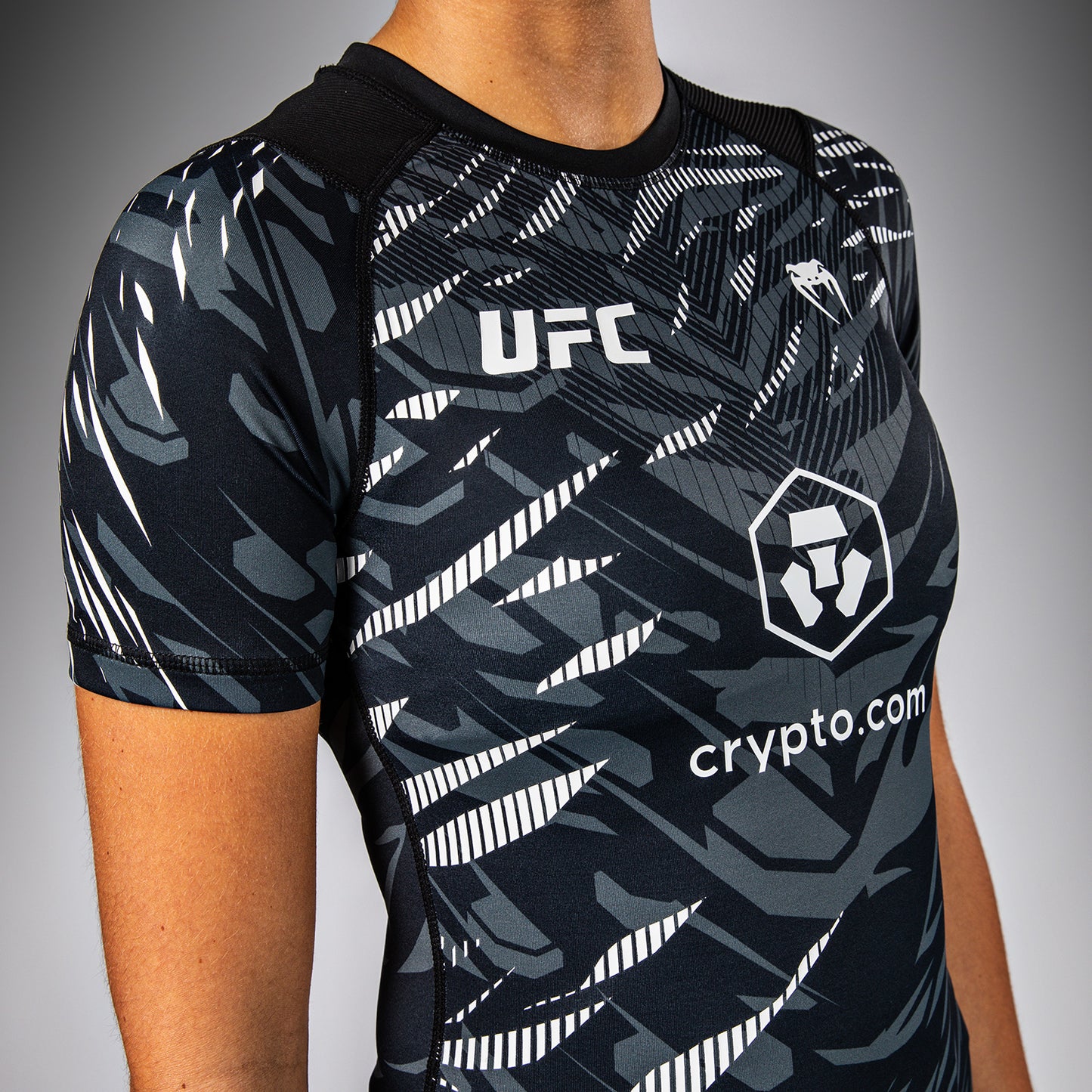 UFC Fusion by Venum Authentic Fight Night Rashguard a Manica Corta Performance per Donna - Nero