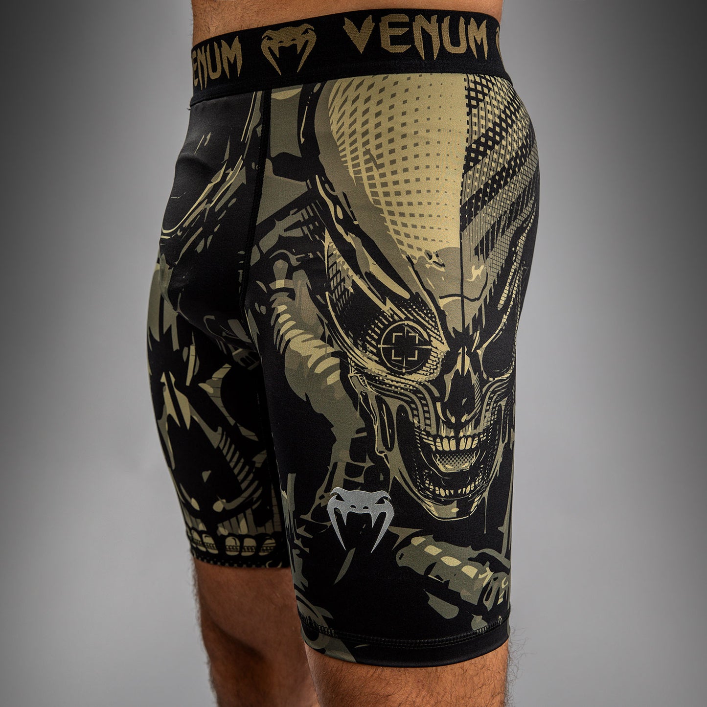 Venum Invader Pantaloncini a compressione - Nero/Sabbia
