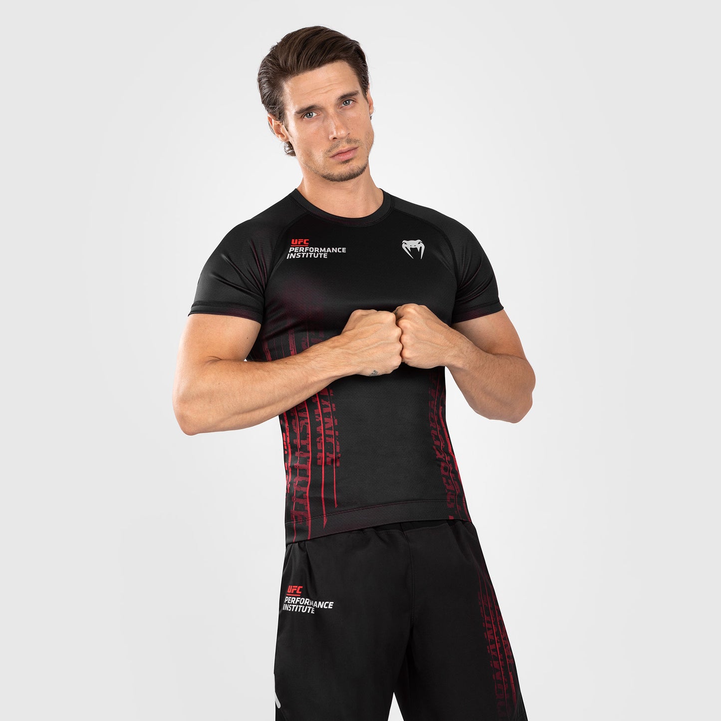 UFC Venum Performance Institute 2.0 Rashguard a maniche corte da uomo - Nero/Rosso