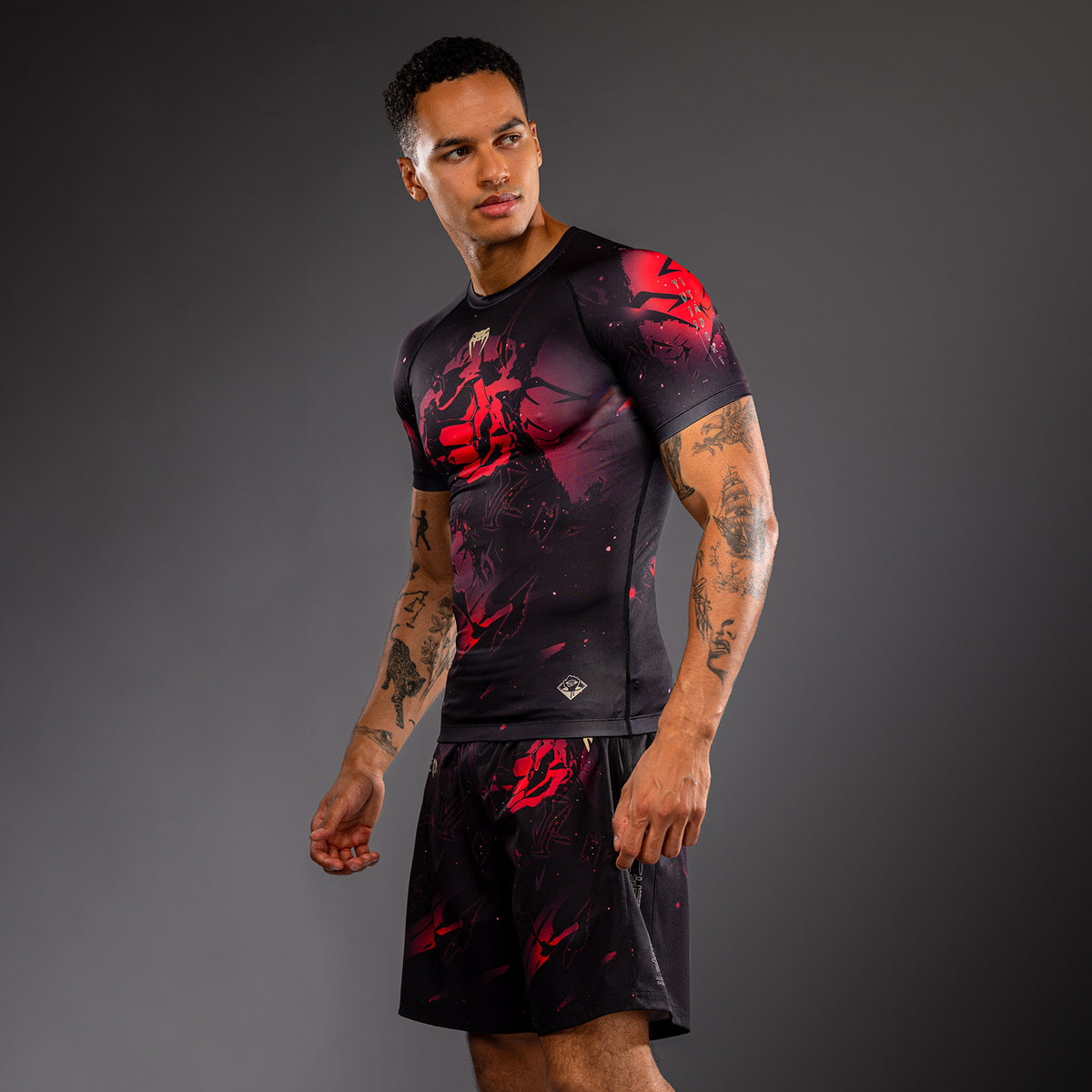 Jujutsu Kaisen x Venum Itadori Rashguard a Maniche Corte – Nero/Rosso