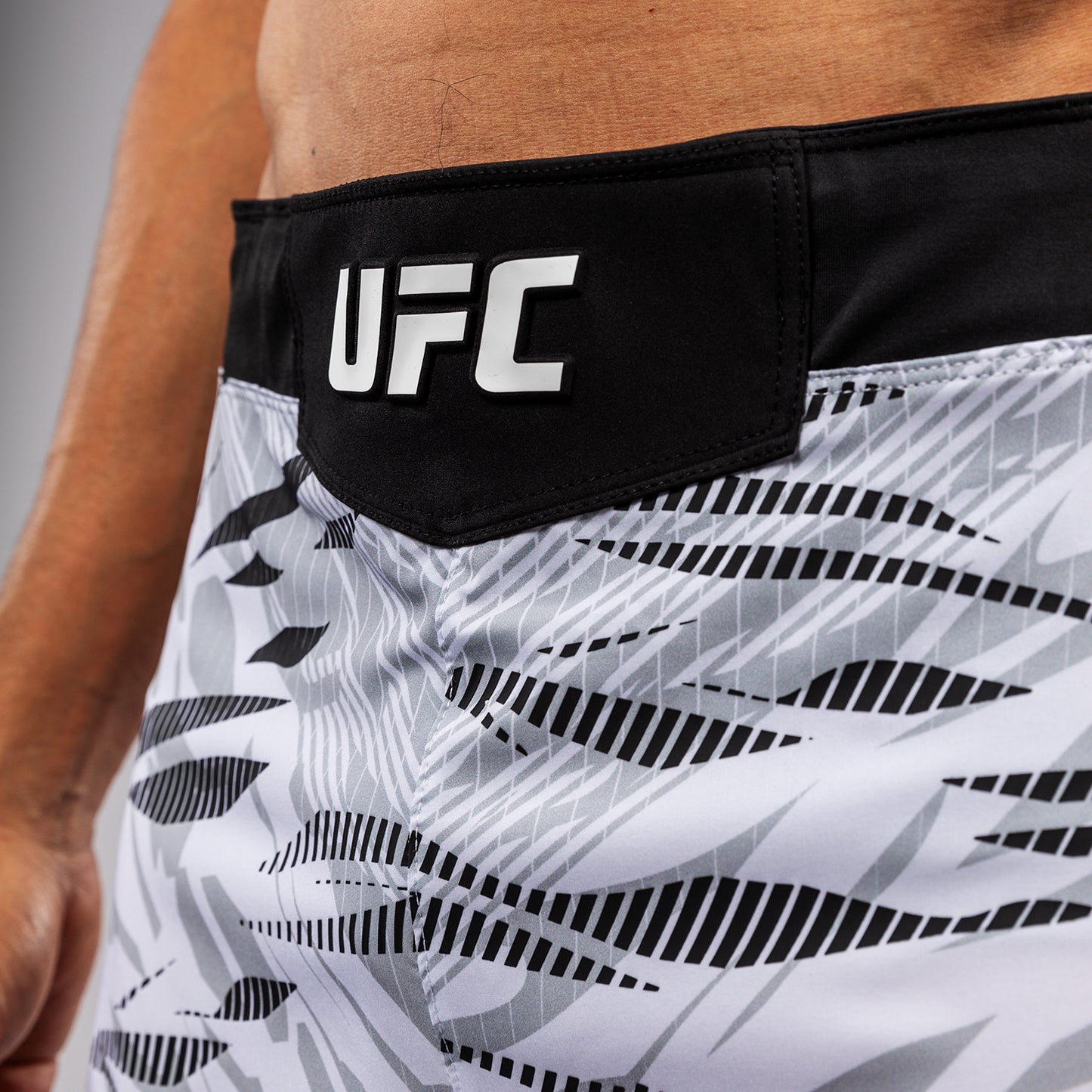 UFC Fusion by Venum Authentic Fight Night Shorts da Lotta per Uomo - Fit Corto - Bianco