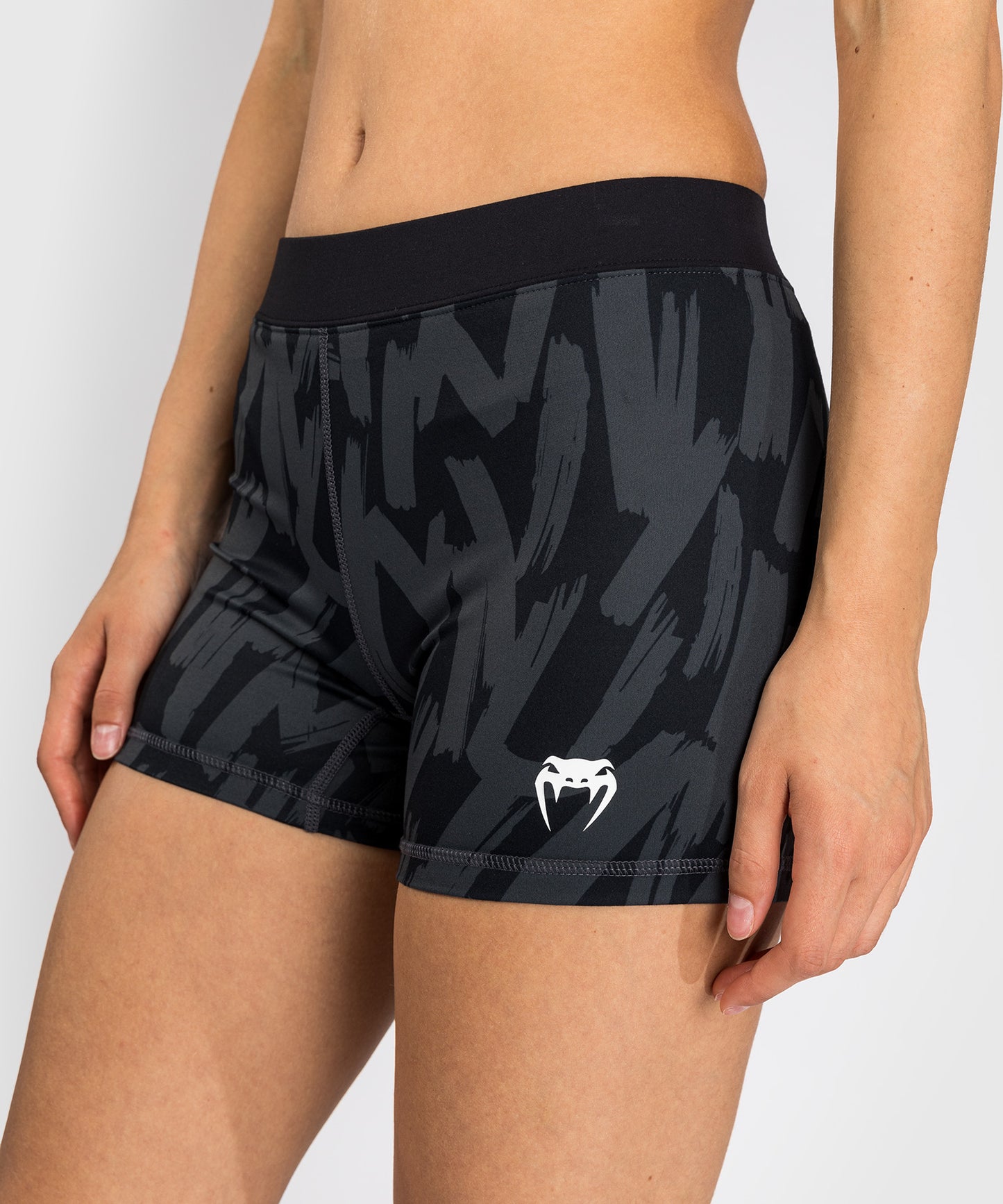 Venum Graffiti Shorts a Compressione da Donna - Carbone Urbano