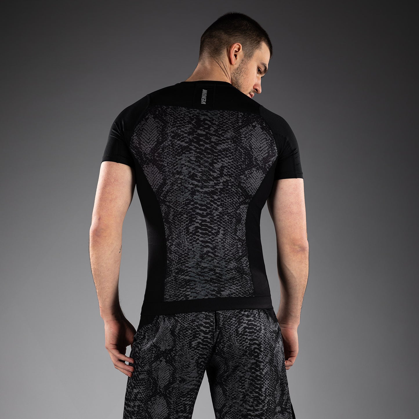 Venum G-Fit Scales Rashguard a Maniche Corte – Nero/Grigio Carbone