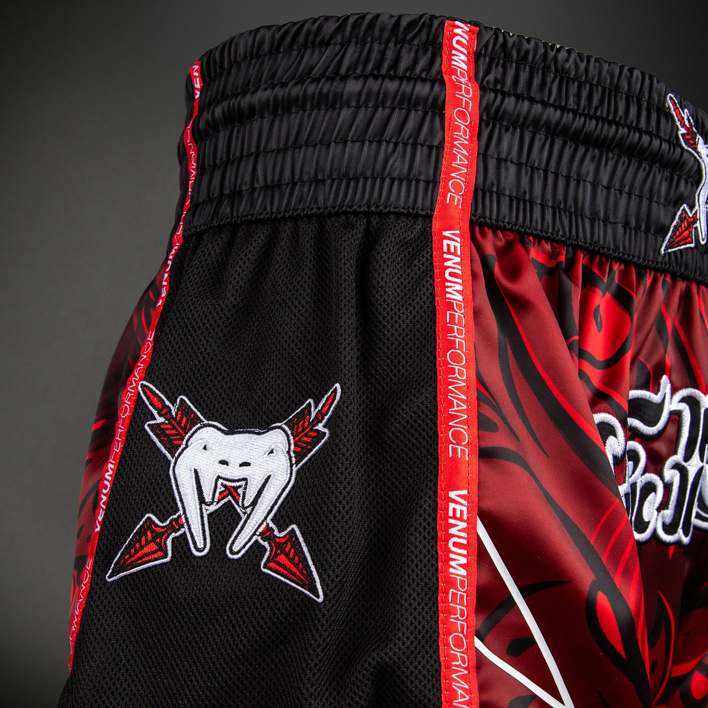 Venum Wolf Atak Pantaloncini Muay Thaï – Nero/Rosso