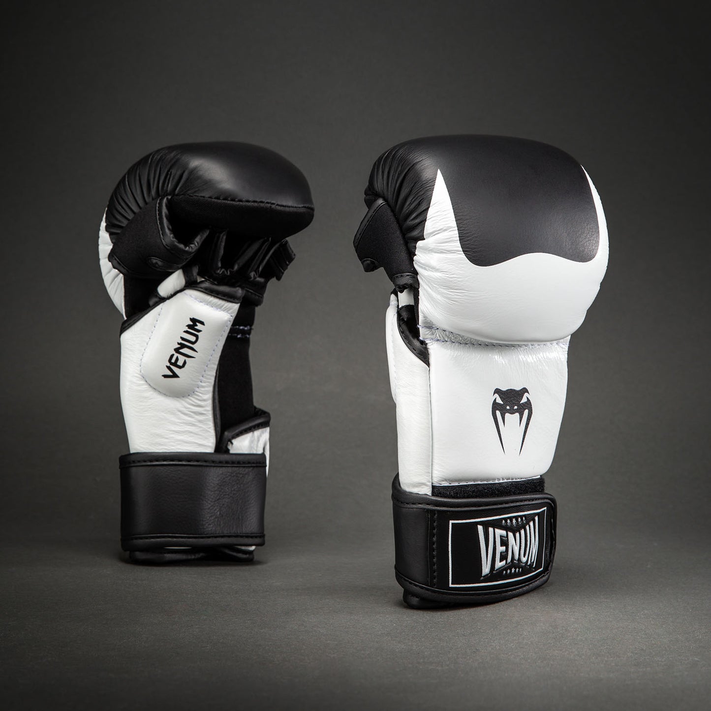 Venum Attack 2.0 Guanti da Sparring in Pelle – Nero/Bianco