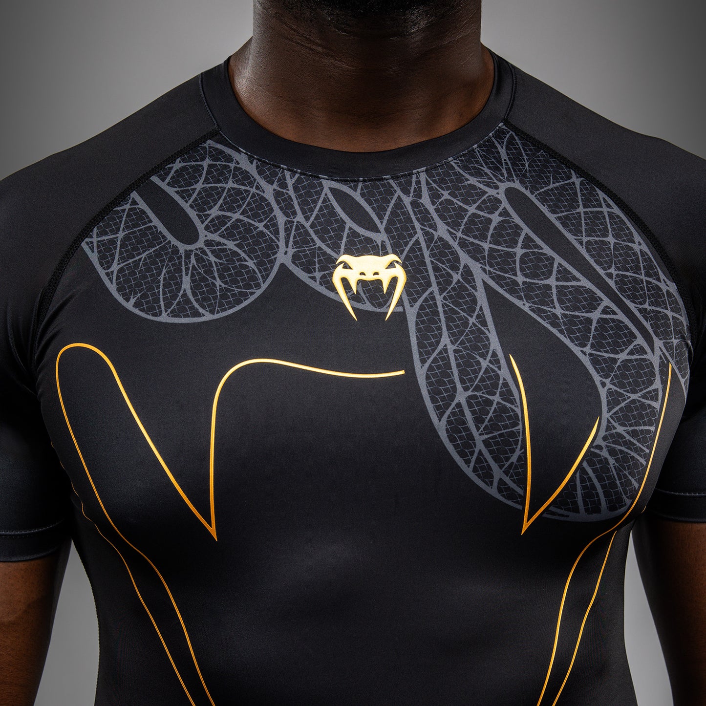 Venum Serpenti Rashguard a maniche corte – Nero/Argento/Oro