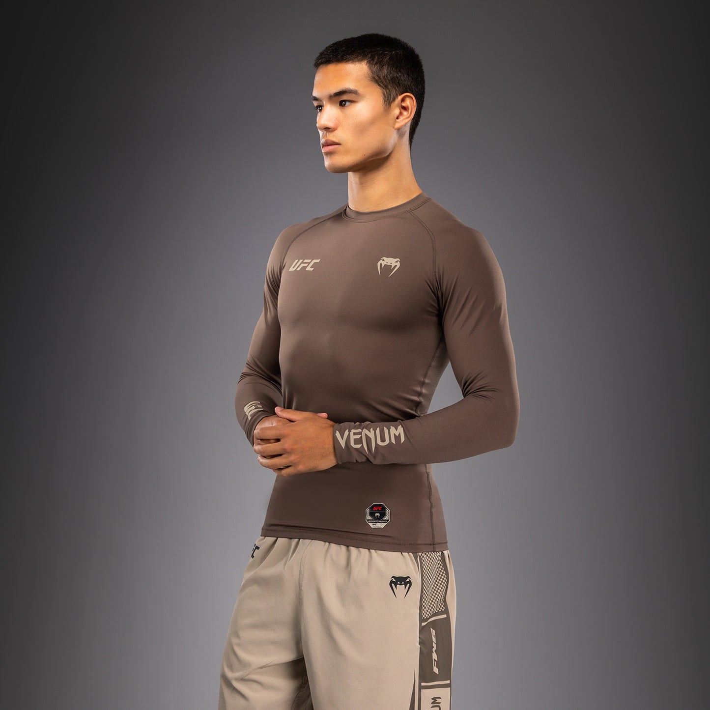 Venum UFC Unity by Venum Authentic Fight Week Rashguard Tecnica a Maniche Lunghe da Uomo - Marrone