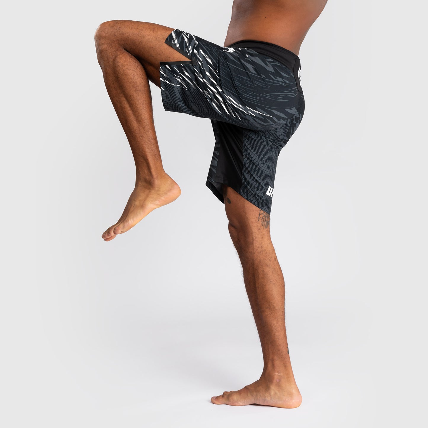 UFC Fusion by Venum Personalizzati Authentic Fight Night Shorts da Lotta per Uomo - Fit Largo - Nero