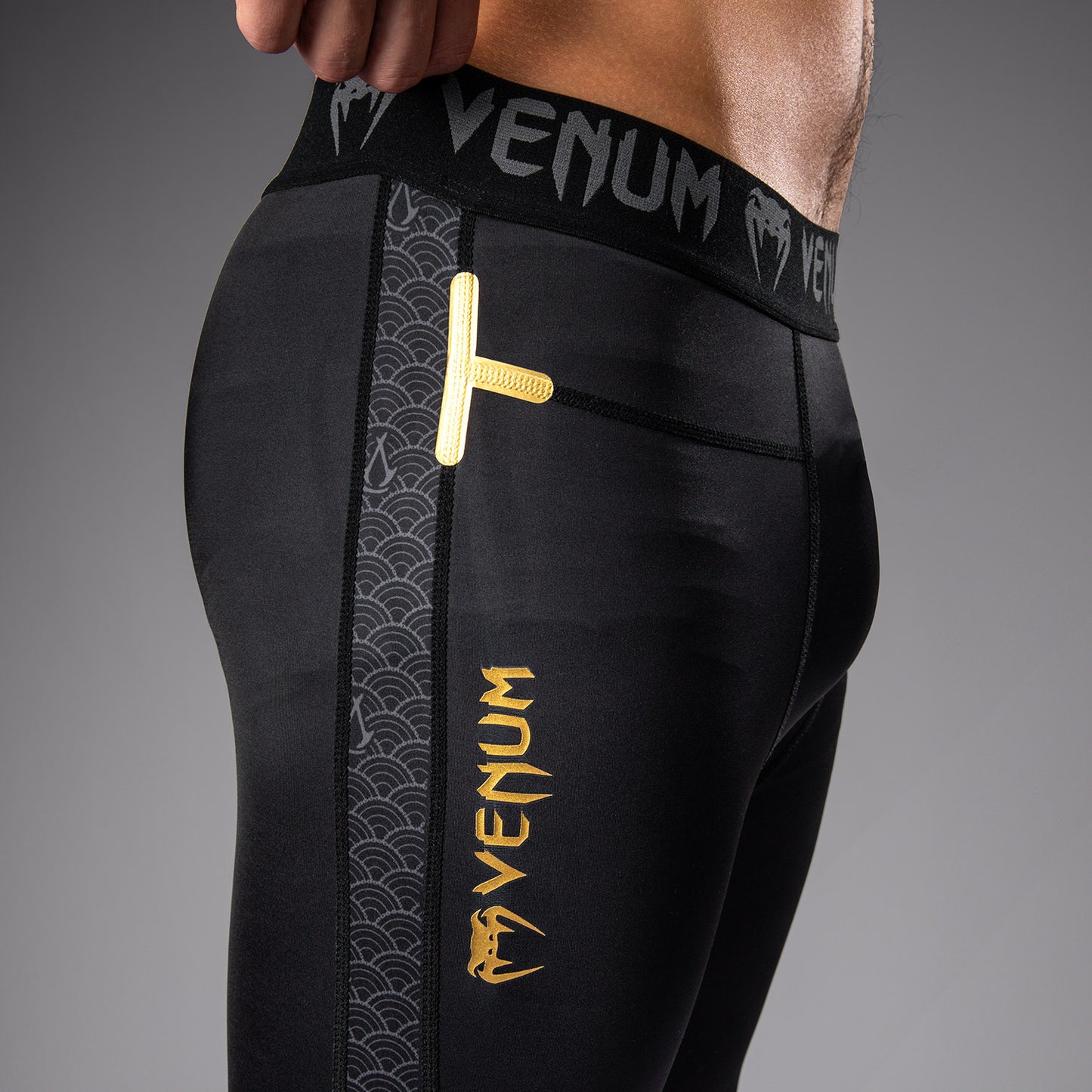 Venum x Assassin’s Creed Shadows Pantaloni a compressione - Nero/Oro