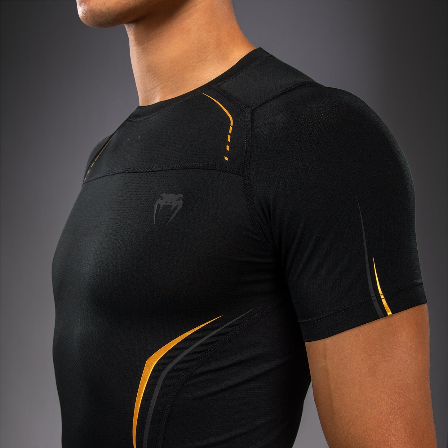 Venum G-Core Rashguard a Maniche Corte - Nero/Oro
