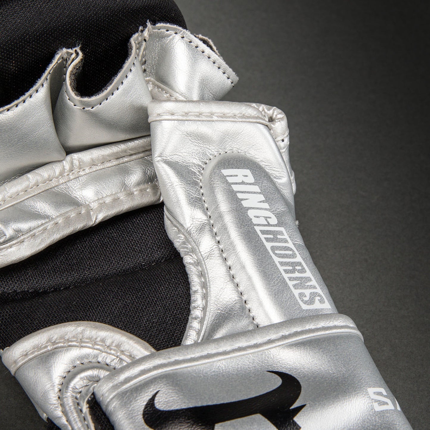 Ringhorns Charger by Venum Guanti da sparring MMA - Argento/Nero
