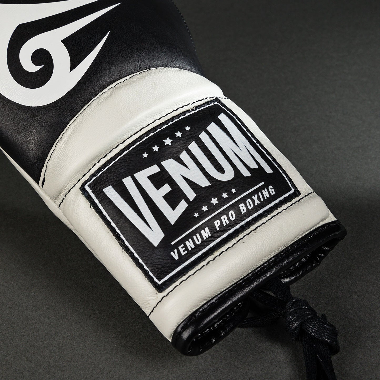 Venum Giant 2.0 Mike Tyson Pro Guanti da boxe con Lacci - Nero Profondo/Bianco Ottico