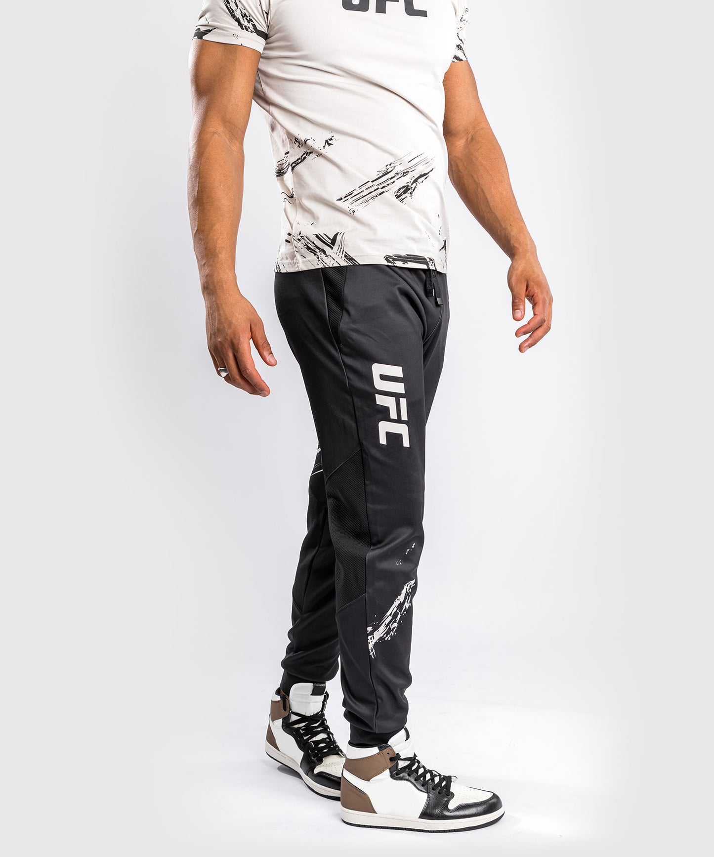 Pantalone jogger UFC Venum Authentic Fight Week 2.0 - nero/sabbia