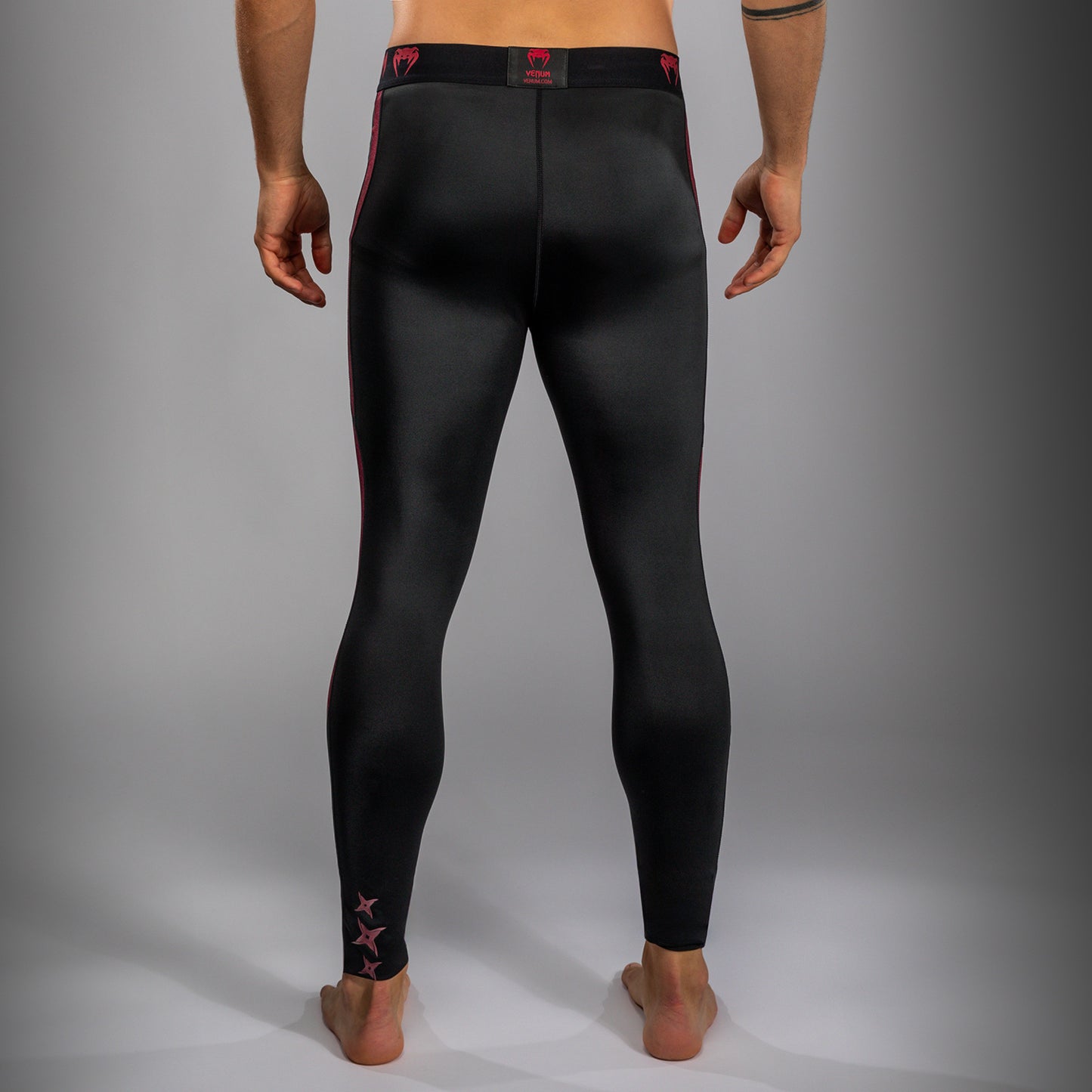 Venum x Assassin’s Creed Shadows Pantaloni da Uomo - Borgogna/Nero