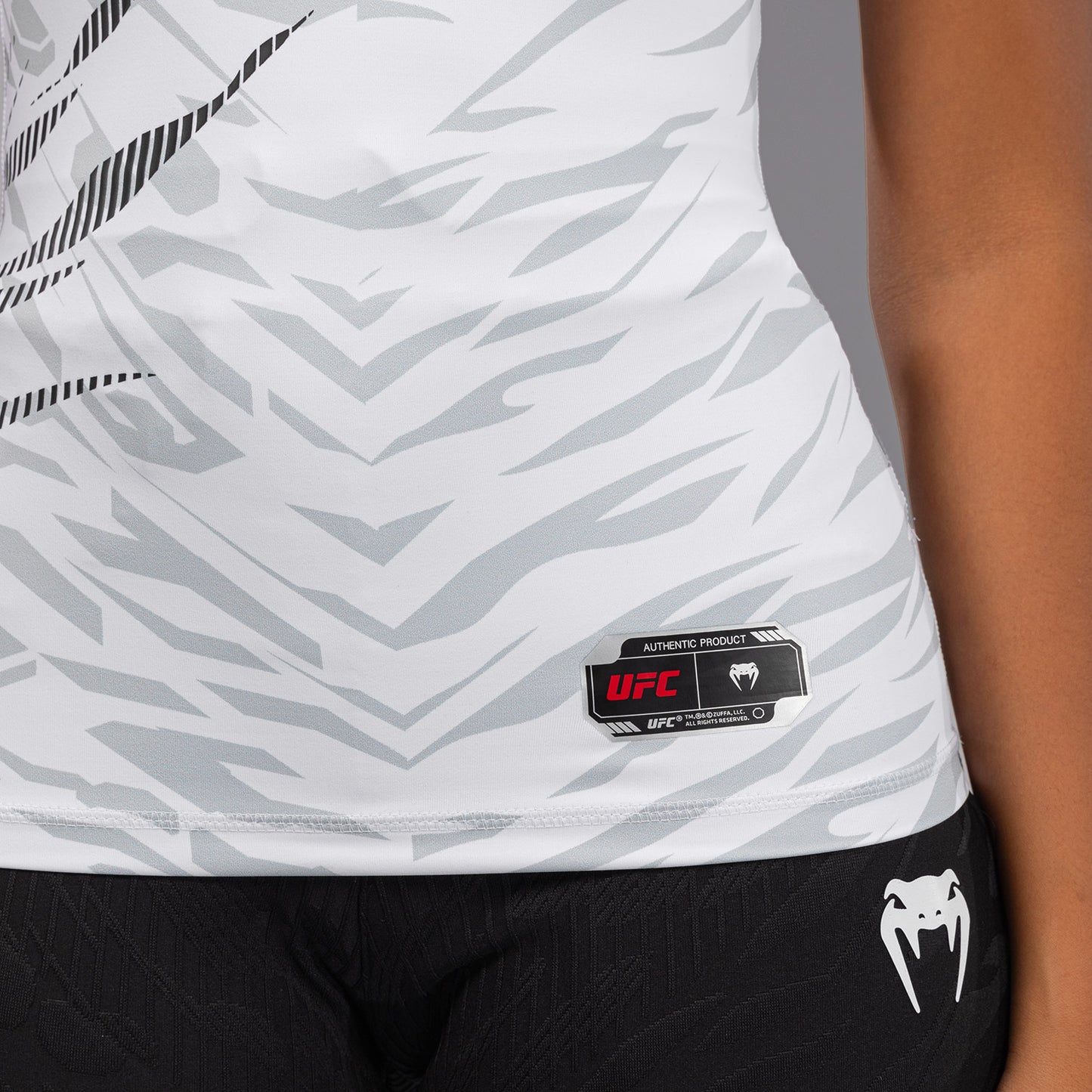 UFC Fusion by Venum Authentic Fight Night Rashguard a Manica Corta Performance per Donna - Bianco