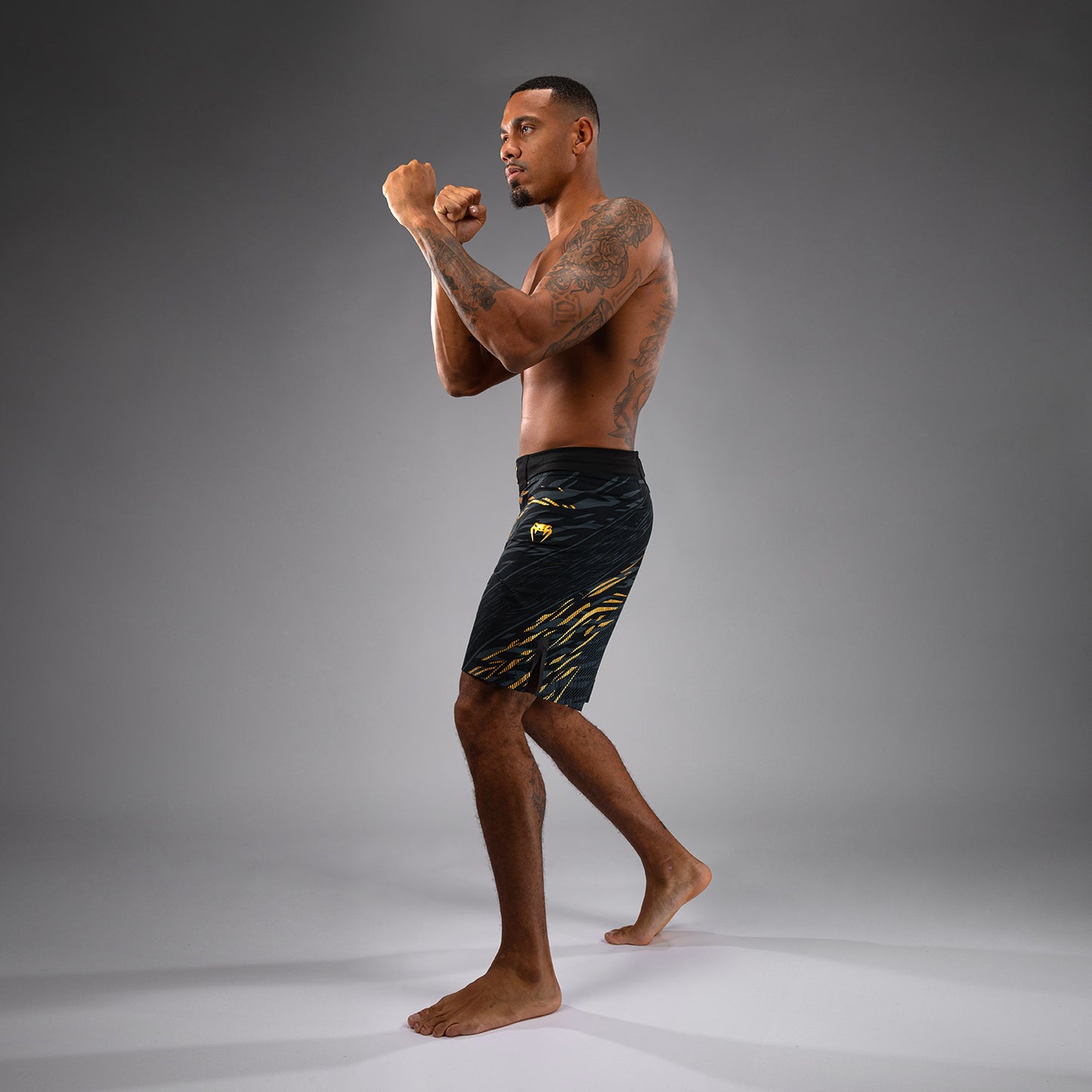UFC Fusion by Venum Authentic Fight Night Shorts da Lotta per Uomo - Fit Largo - Champion