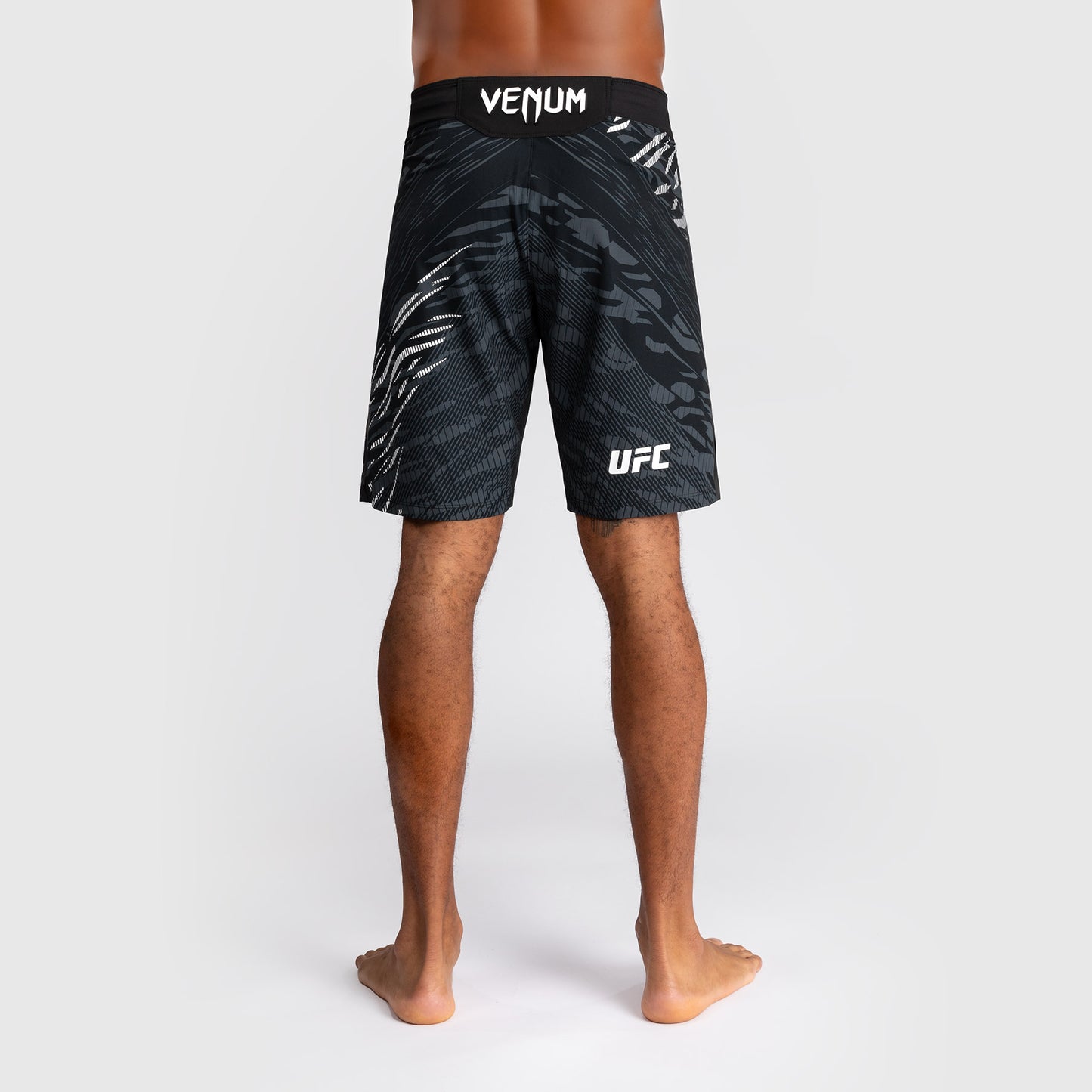 UFC Fusion by Venum Personalizzati Authentic Fight Night Shorts da Lotta per Uomo - Fit Largo - Nero