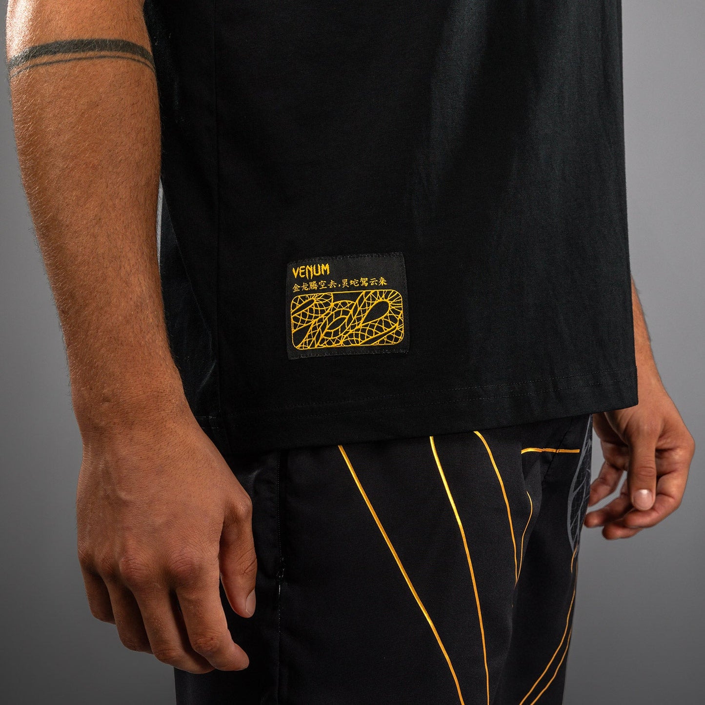 Venum Serpenti T-Shirt – Nero/Argento/Oro