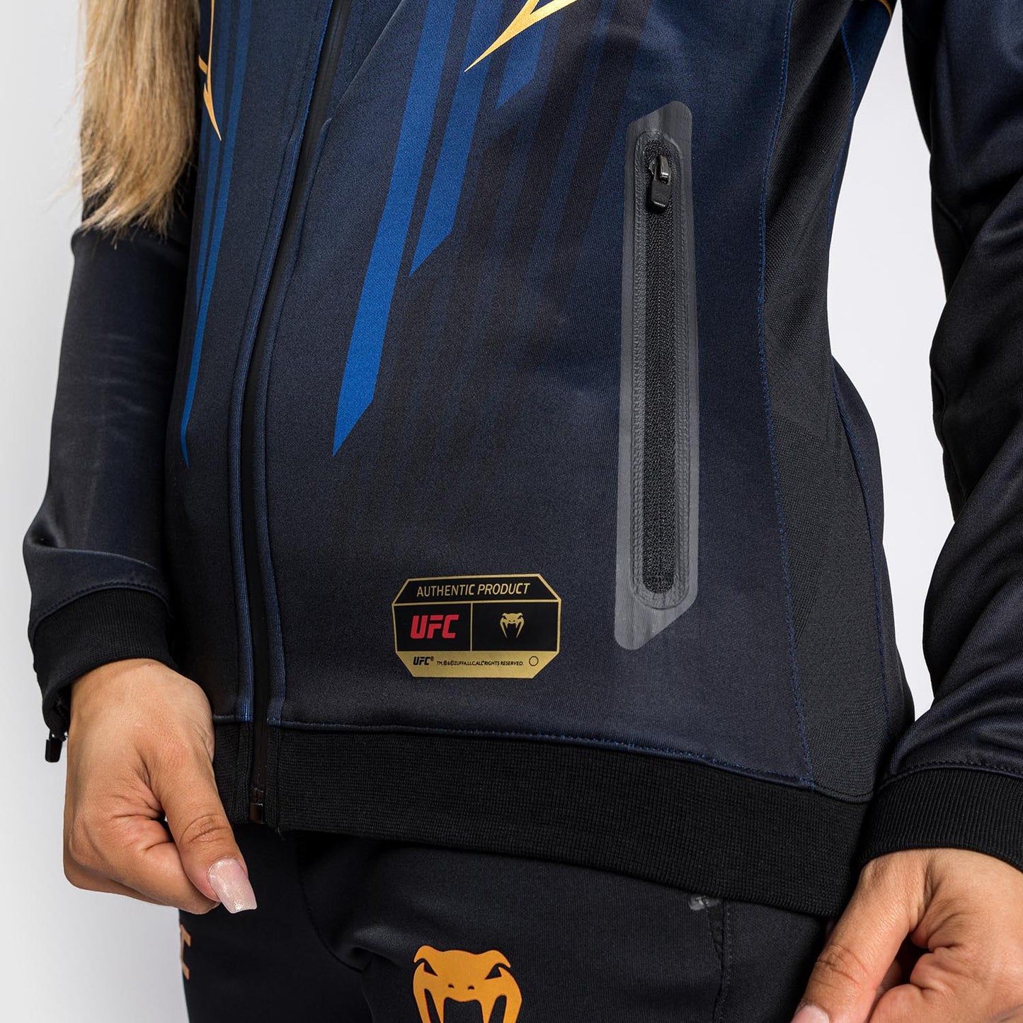 Felpa con cappuccio Walkout da donna UFC Venum Authentic Fight Night 2.0 - Midnight Edition - Champion