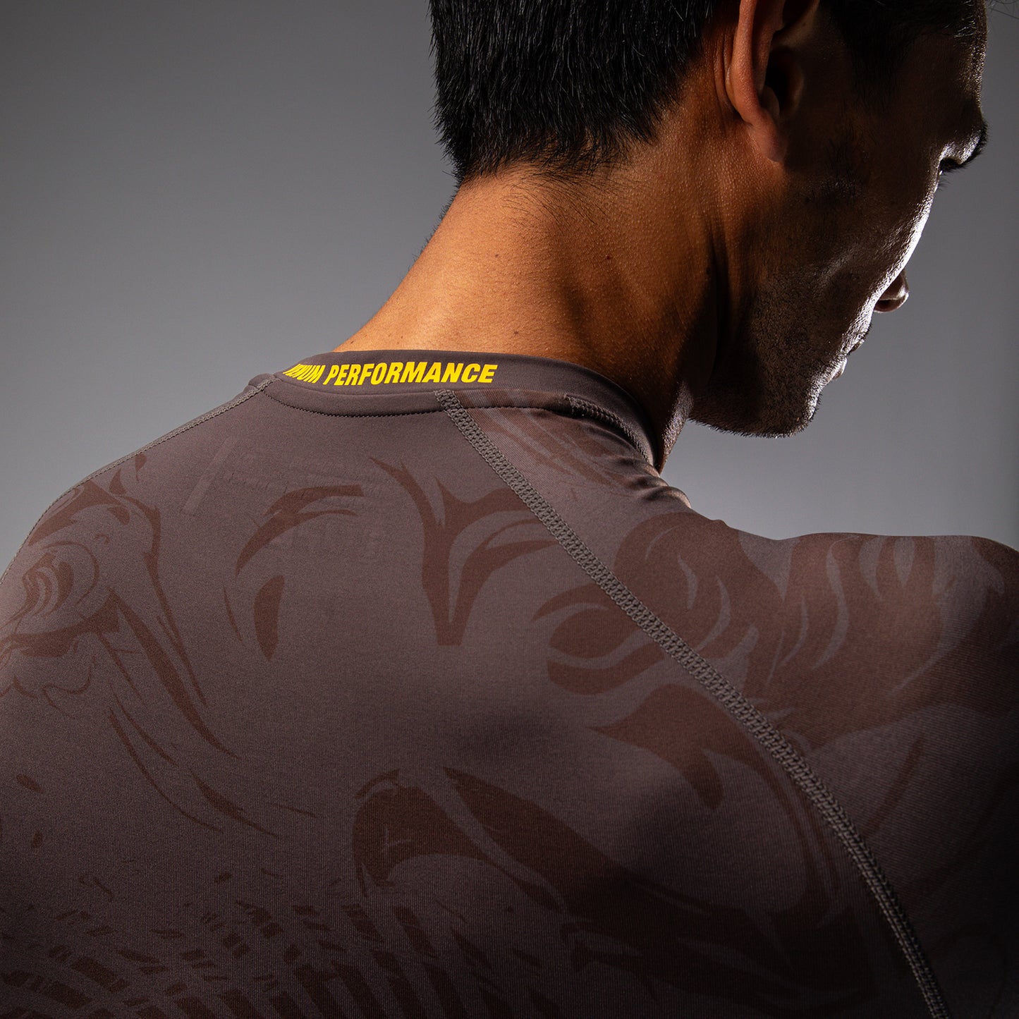 UFC Fusion by Venum Fight Week Rashguard a maniche longhe Performance - Marrone terra