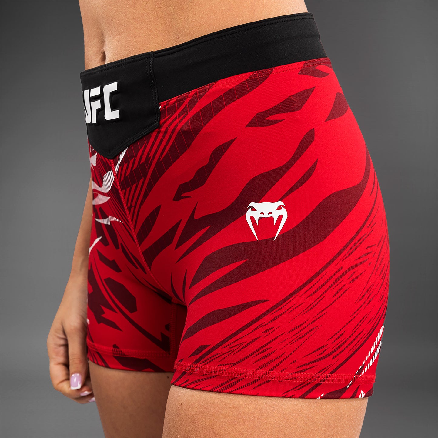 UFC Fusion by Venum Authentic Fight Night Vale Tudo Shorts per Donna - Fit Corto - Rosso