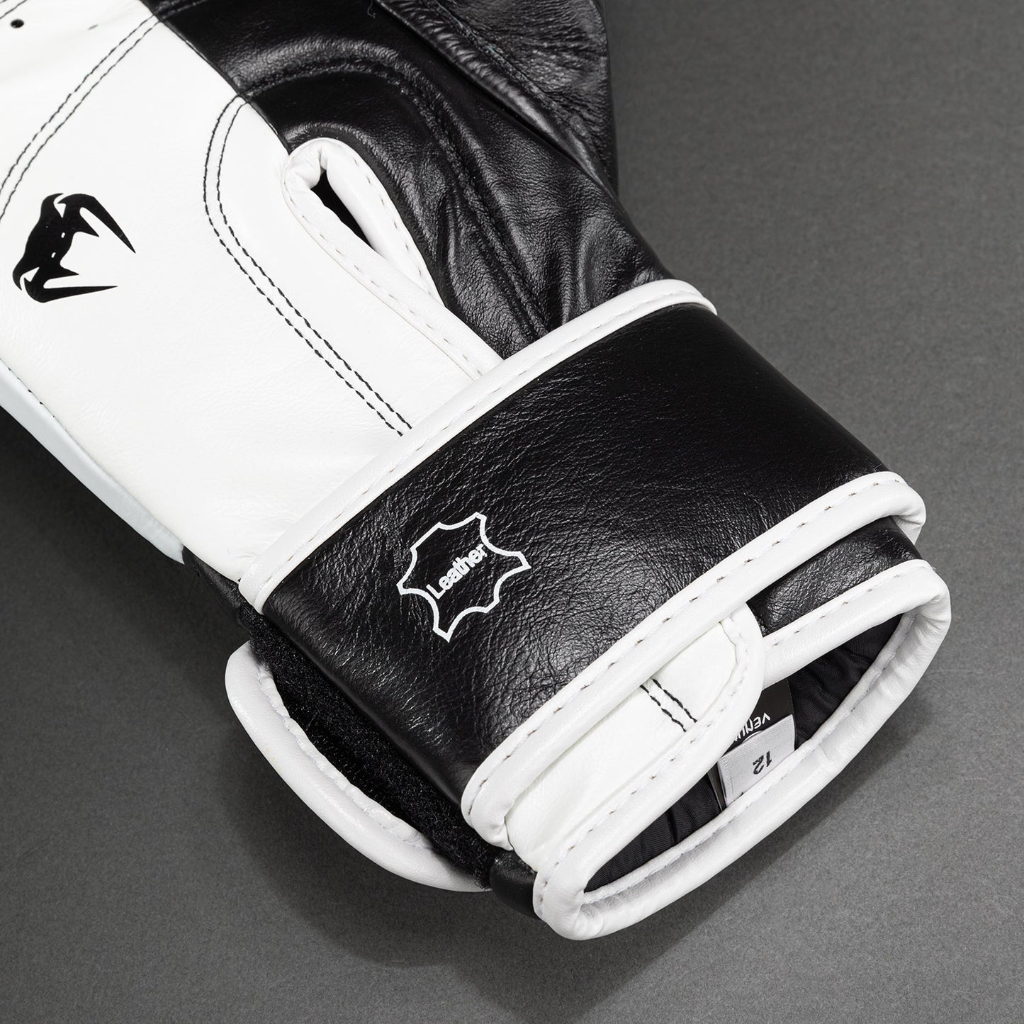 Guantoni da boxe Venum Shield Pro con chiusura in velcro - Nero/Bianco