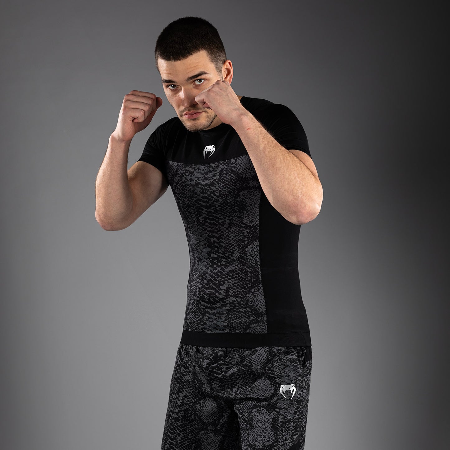 Venum G-Fit Scales Rashguard a Maniche Corte – Nero/Grigio Carbone