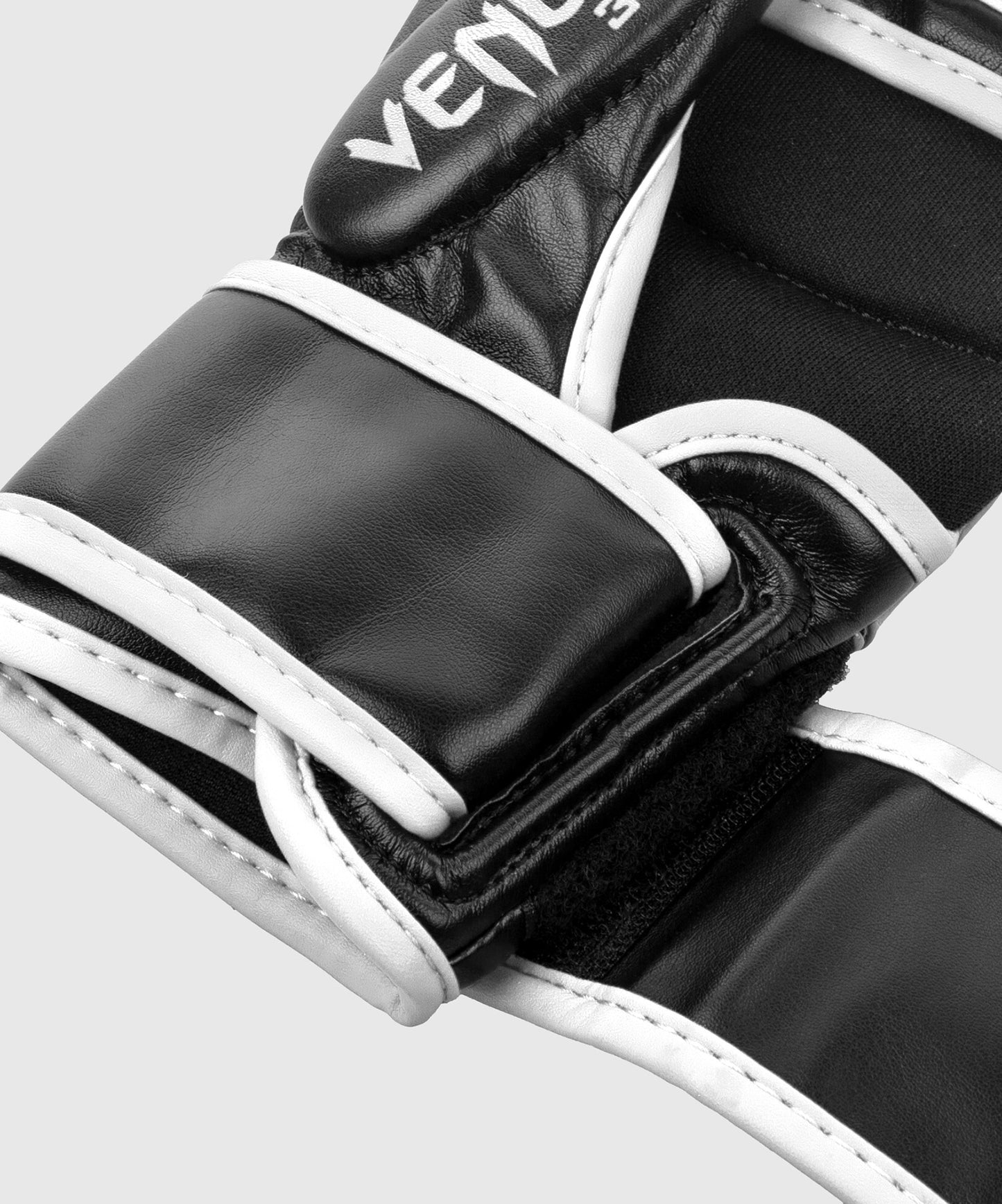 Venum Challenger 3.0 Guanti da combattimento - Nero/Bianco
