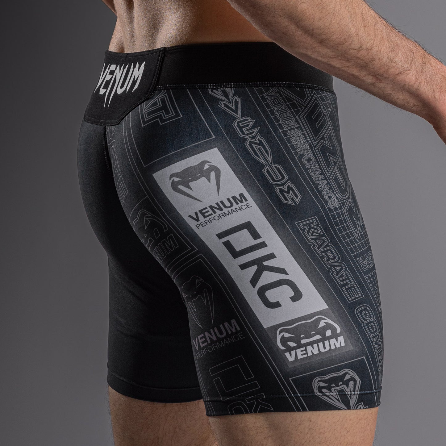 Karate Combat by Venum Pantaloncini a Compressione – Nero/Grigio
