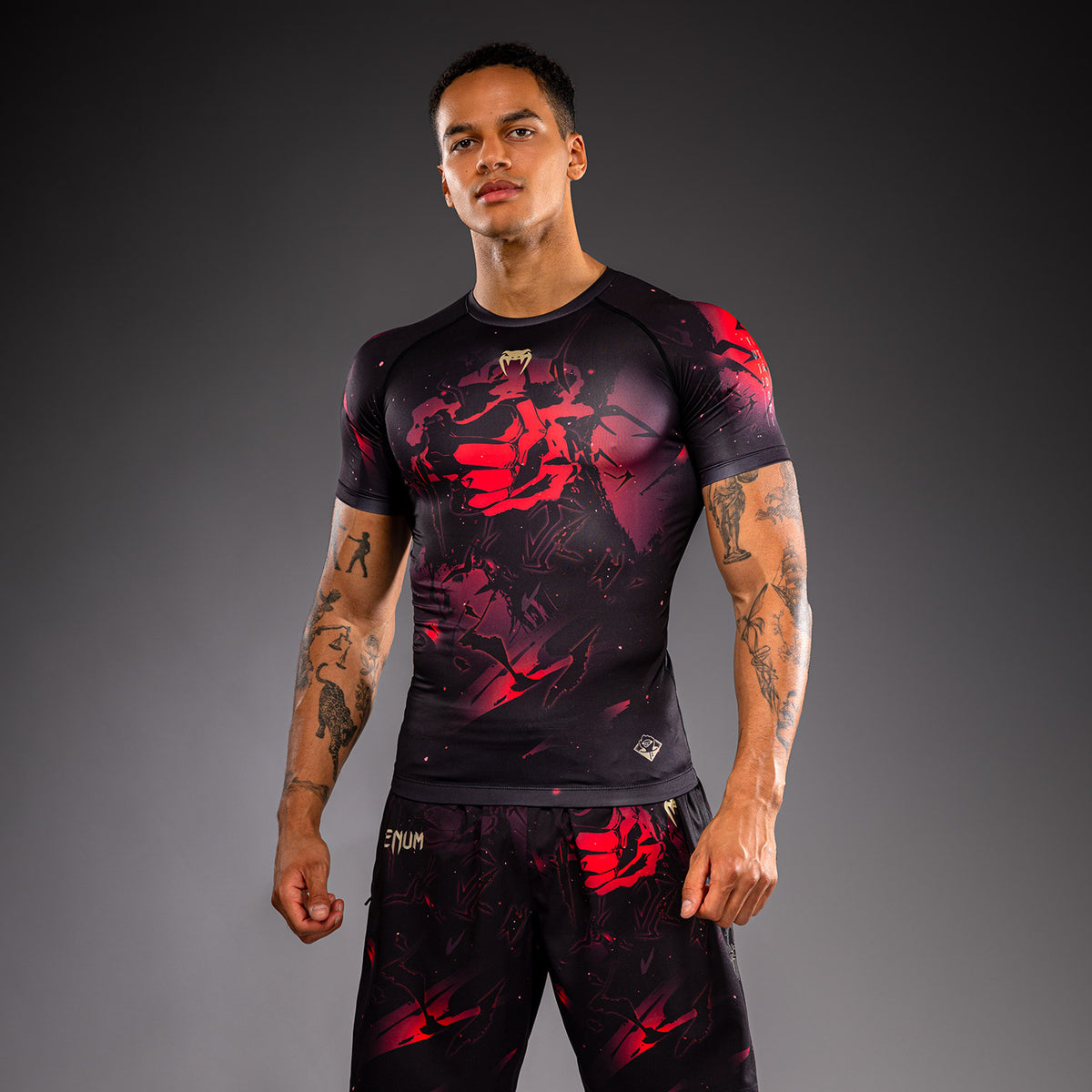 Jujutsu Kaisen x Venum Itadori Rashguard a Maniche Corte – Nero/Rosso