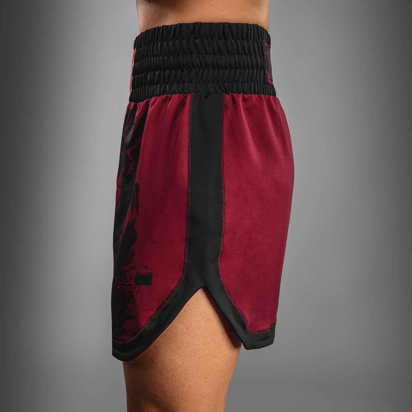 Venum x Assassin’s Creed Shadows Pantaloni da Boxe da Uomo - Borgogna/Nero