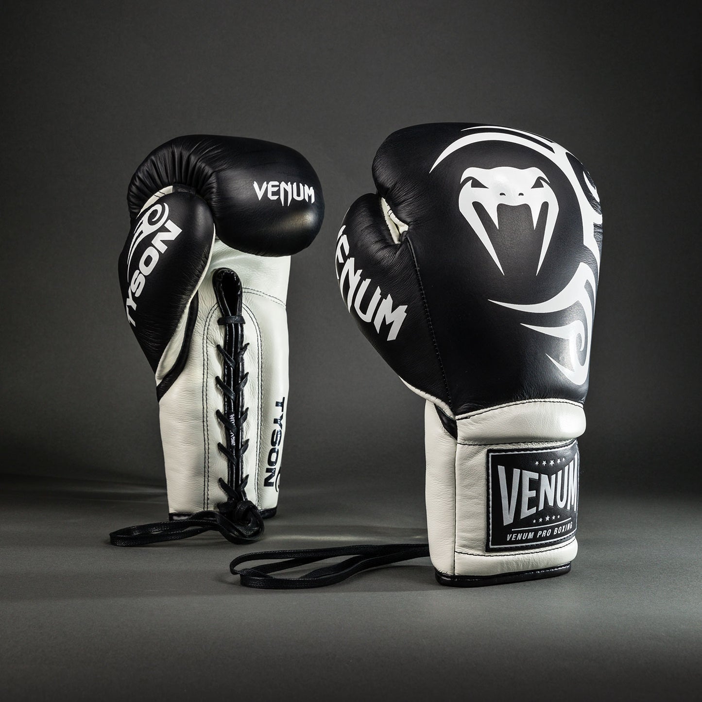 Venum Giant 2.0 Mike Tyson Pro Guanti da boxe con Lacci - Nero Profondo/Bianco Ottico