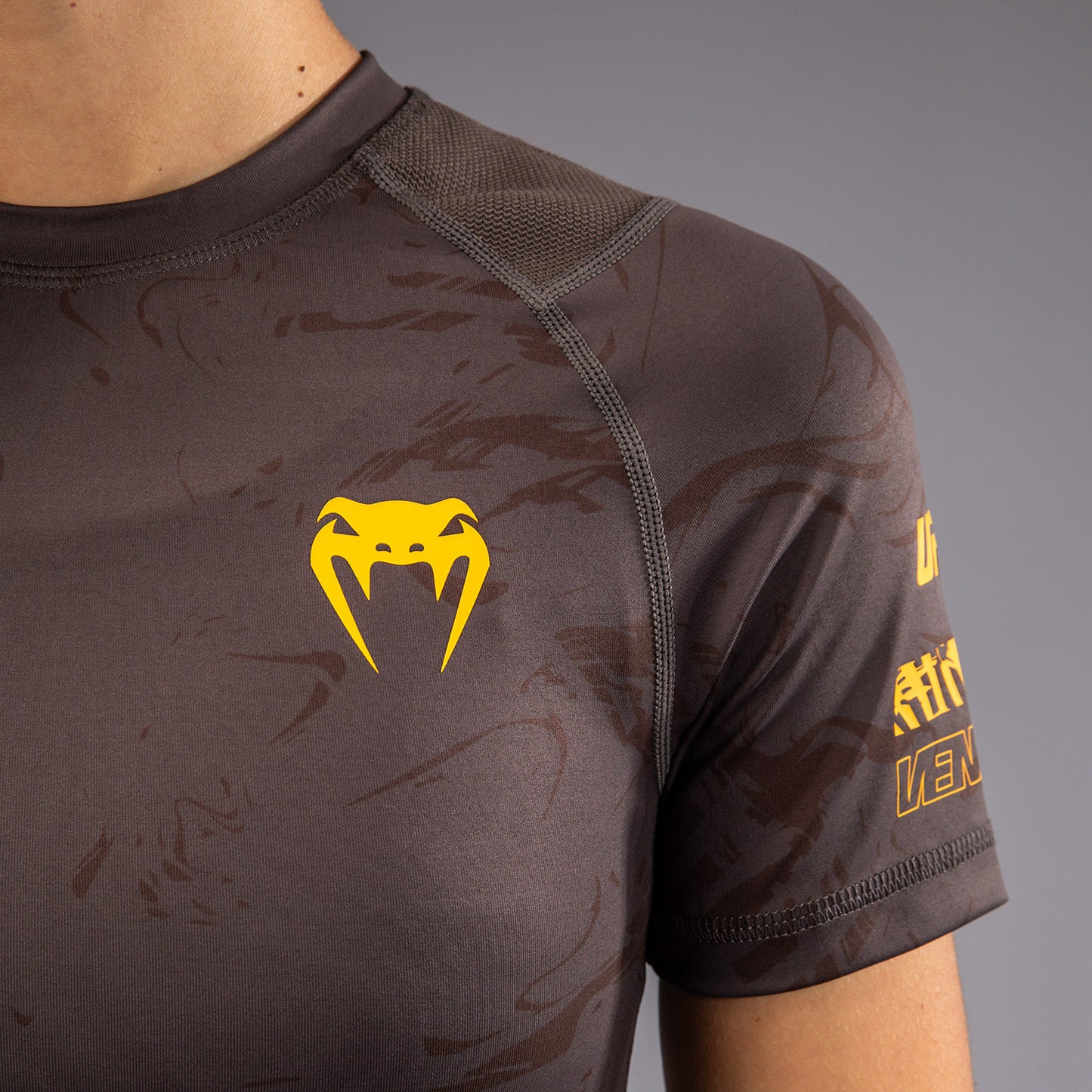 UFC Fusion by Venum Fight Week Rashguard a Manica Corta Performance per Donna - Marrone terra
