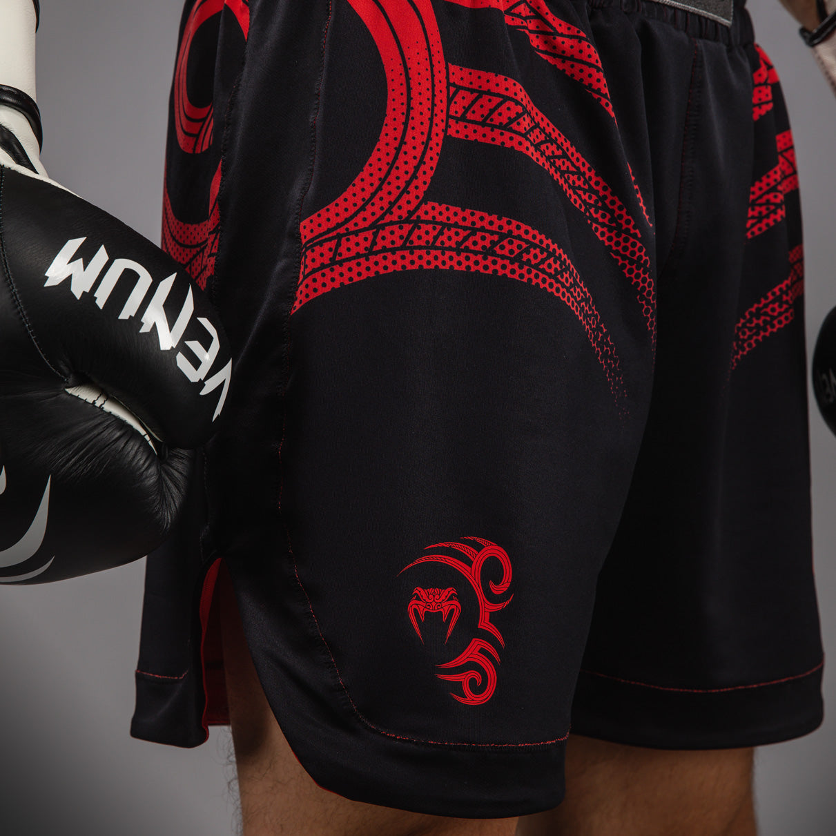 Venum x Mike Tyson Tiger Pantaloncini da Boxe - Nero Profondo/Rosso Intenso