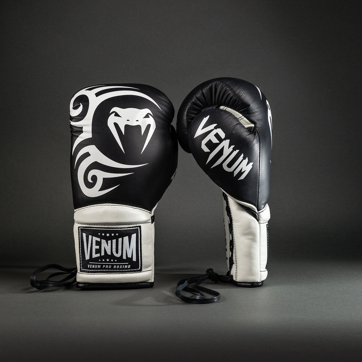 Venum Giant 2.0 Mike Tyson Pro Guanti da boxe con Lacci - Nero Profondo/Bianco Ottico