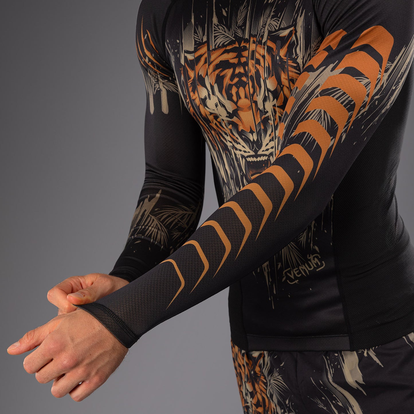 Venum Tiger Rashguard a Maniche Lunghe - Nero/Arancione Neon