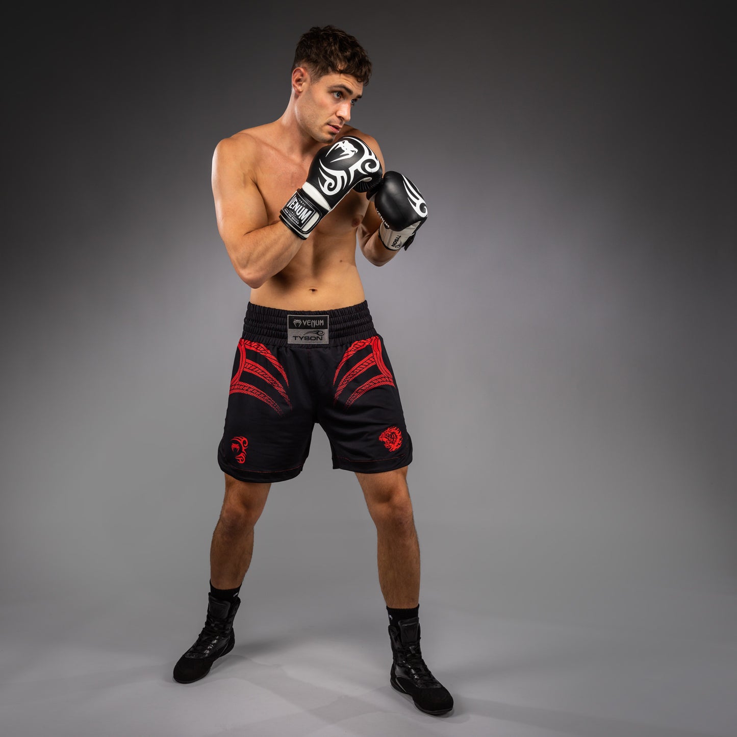 Venum x Mike Tyson Tiger Pantaloncini da Boxe - Nero Profondo/Rosso Intenso
