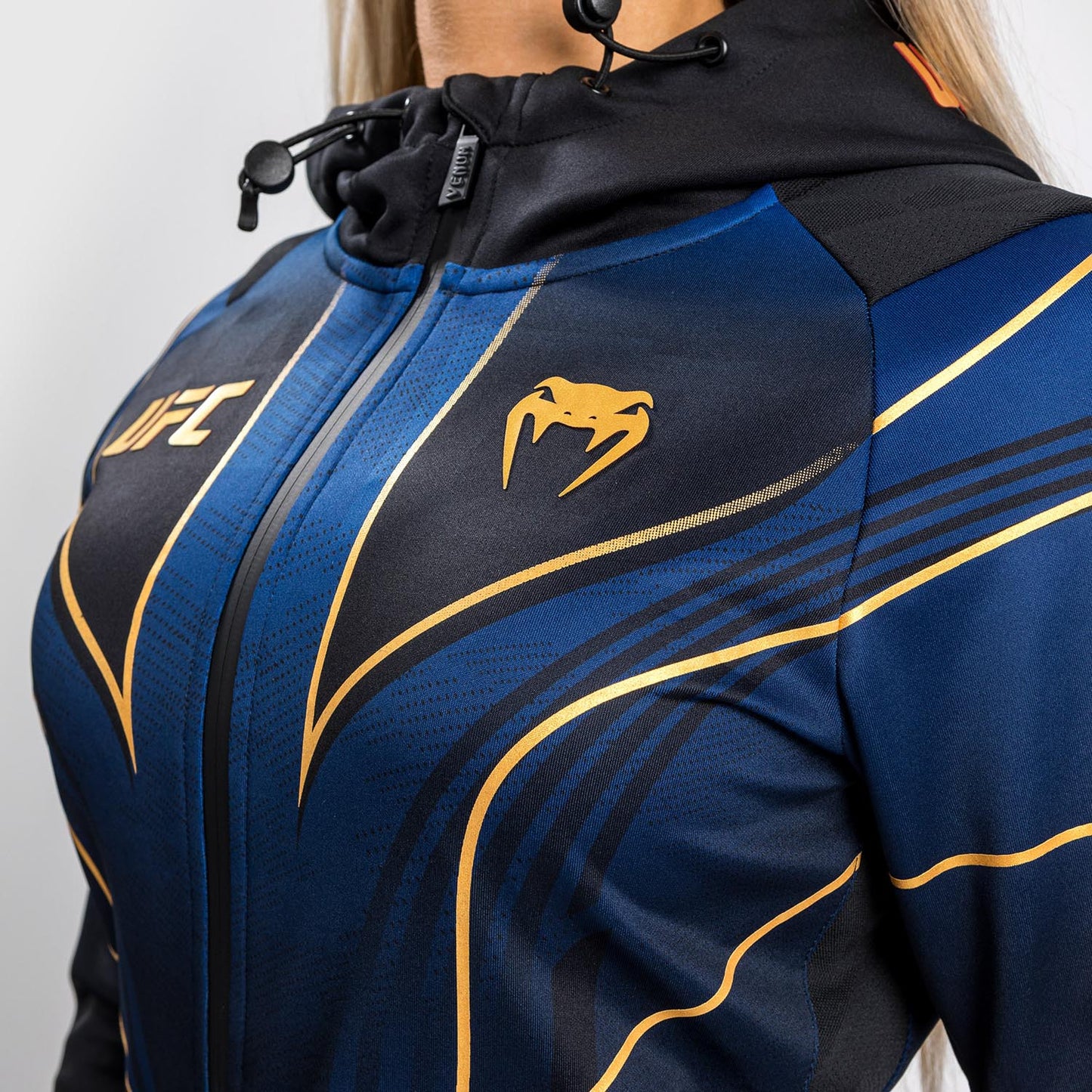 Felpa con cappuccio Walkout da donna UFC Venum Authentic Fight Night 2.0 - Midnight Edition - Champion