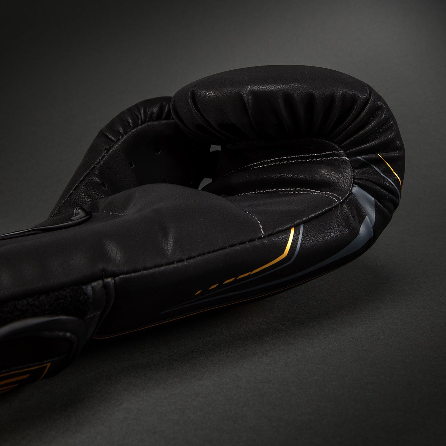 Venum Streamline Guantoni da boxe – Nero/Oro