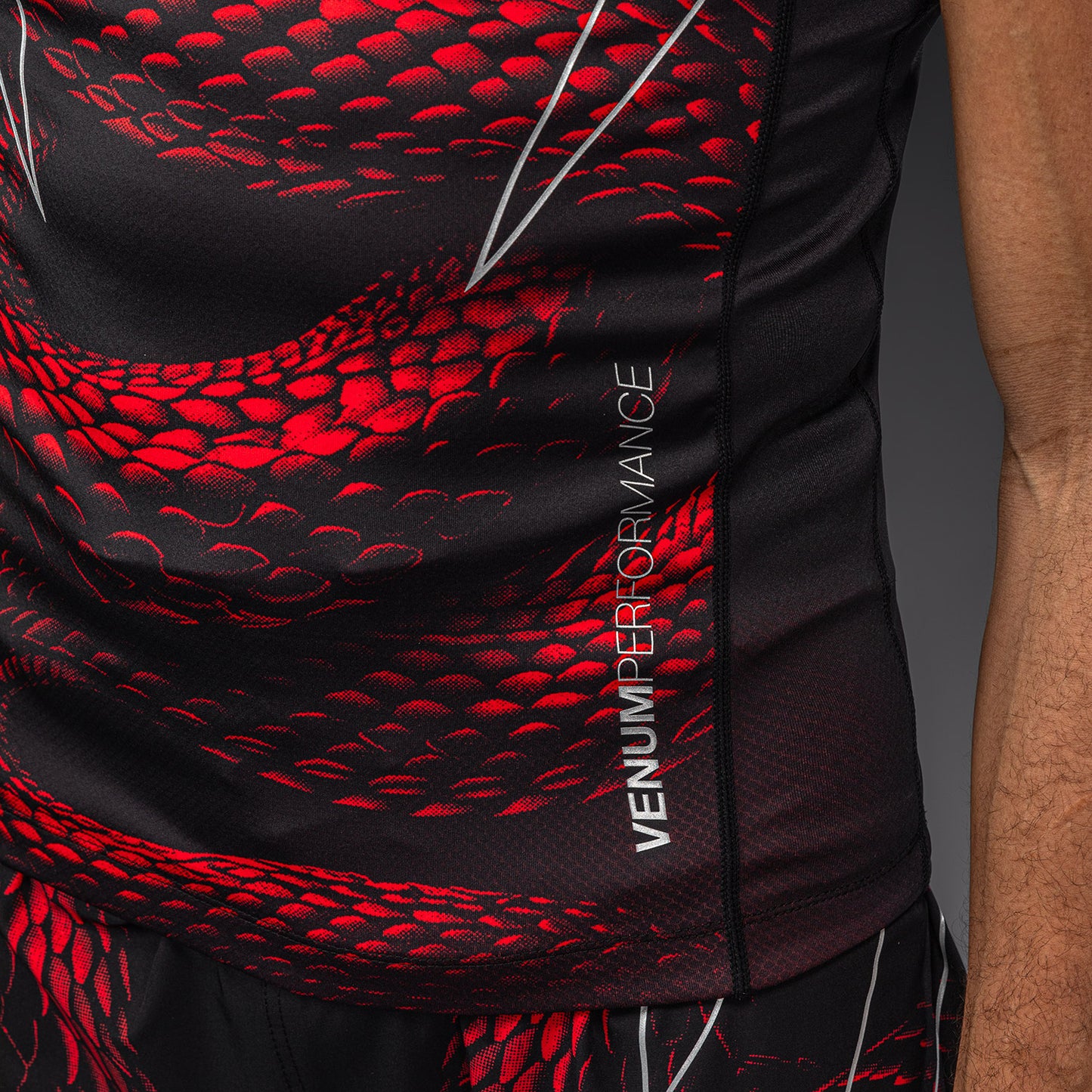 Venum Matupa Rashguard a Maniche Corte - Nero/Rosso/Argento