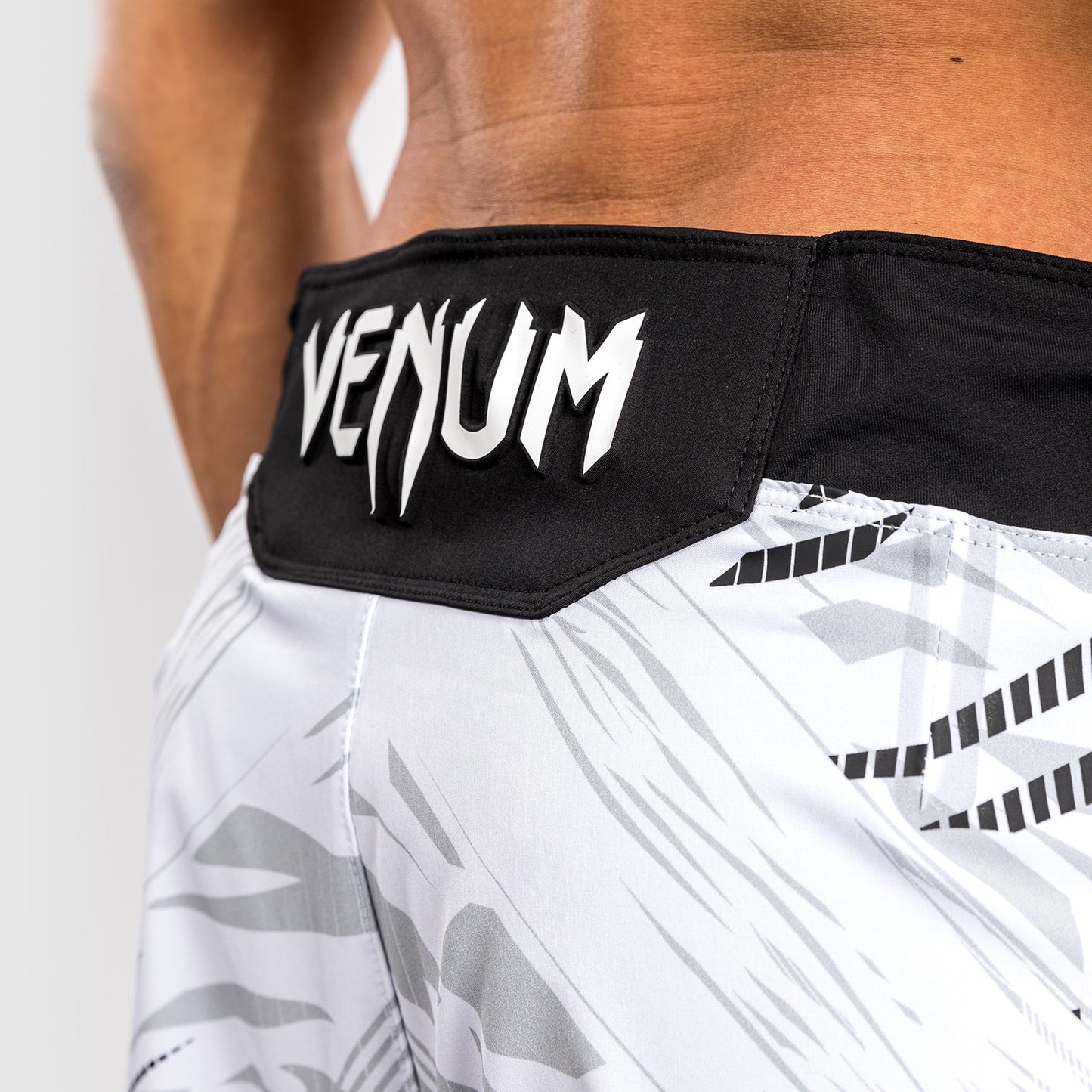 UFC Fusion by Venum Authentic Fight Night Shorts da Lotta per Uomo - Fit Corto - Bianco